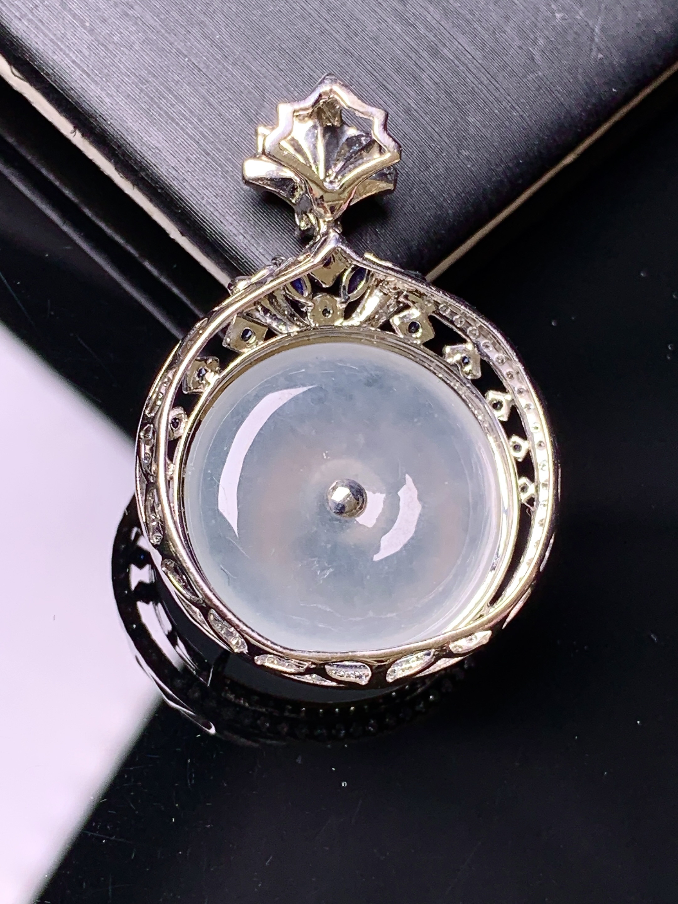 18k金钻镶嵌冰种平安扣吊坠 玉质细腻 色泽艳丽清新 水润亮眼 整体尺寸33.8*23.5*8t1