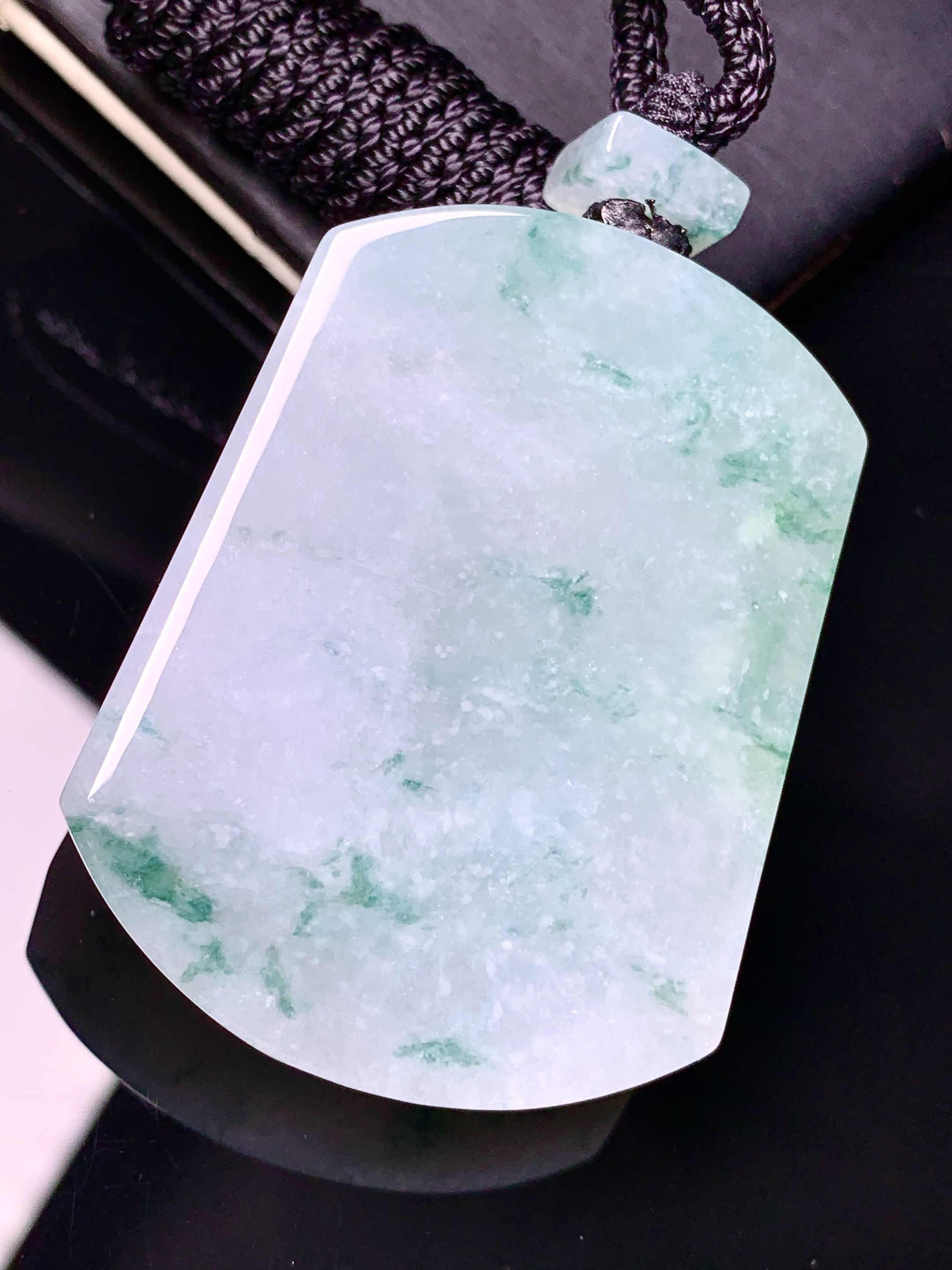 冰飘花无事牌吊坠 玉质细腻 色泽艳丽清新 水润亮眼 整体尺寸48.7*37*9.5L1