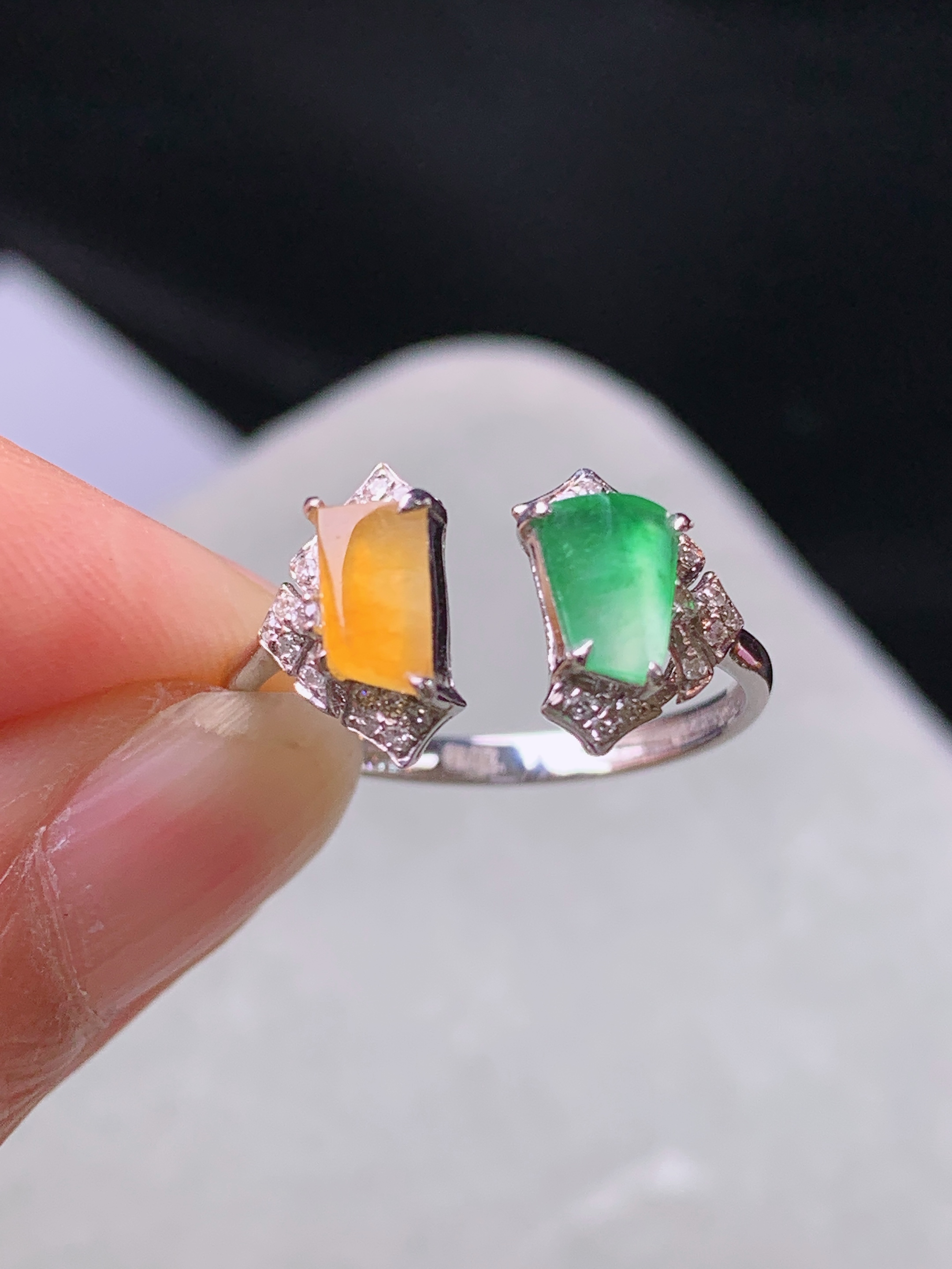 18k金钻镶嵌冰黄绿随形组合戒指 玉质细腻 色泽艳丽清新 水润亮眼 圈口14.5 裸石尺寸6*4.5*2t1