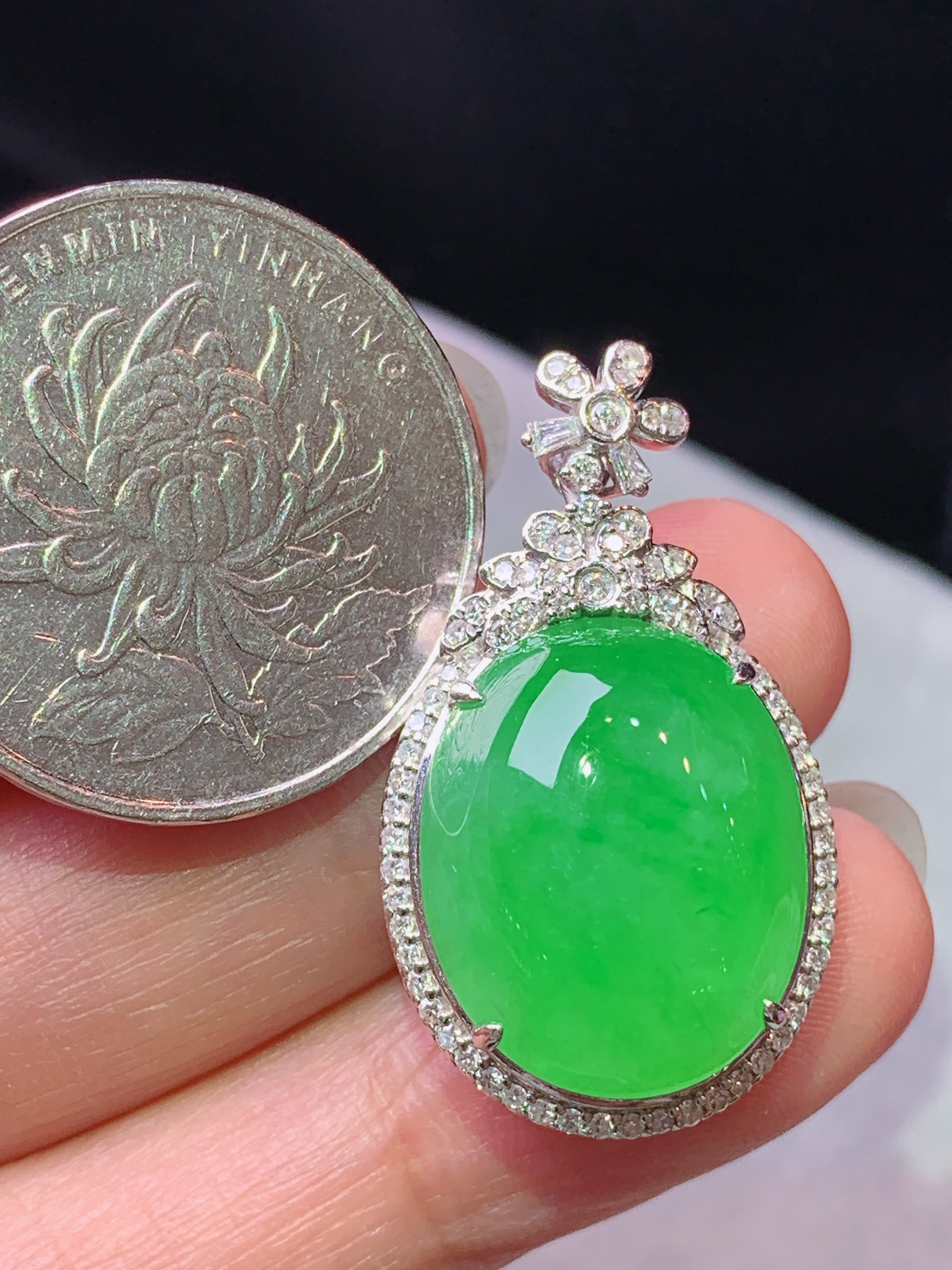 18k金钻镶嵌冰阳绿蛋面吊坠 玉质细腻 色泽艳丽清新 水润亮眼 整体尺寸31.2*17.8*10b2