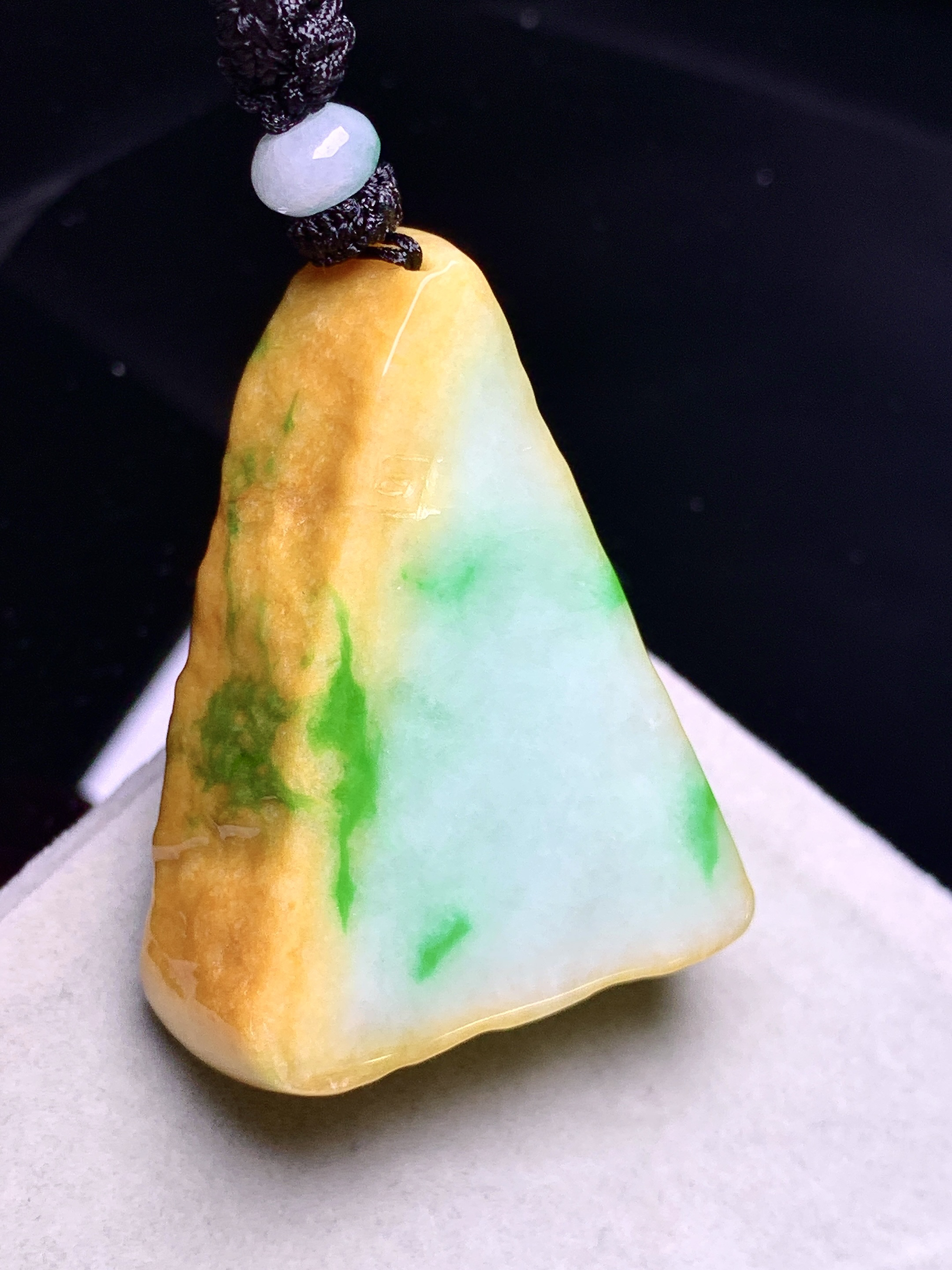 黄绿翡悟道吊坠 玉质细腻 色泽艳丽清新 水润亮眼 整体尺寸44.8*31.5*12.6w1