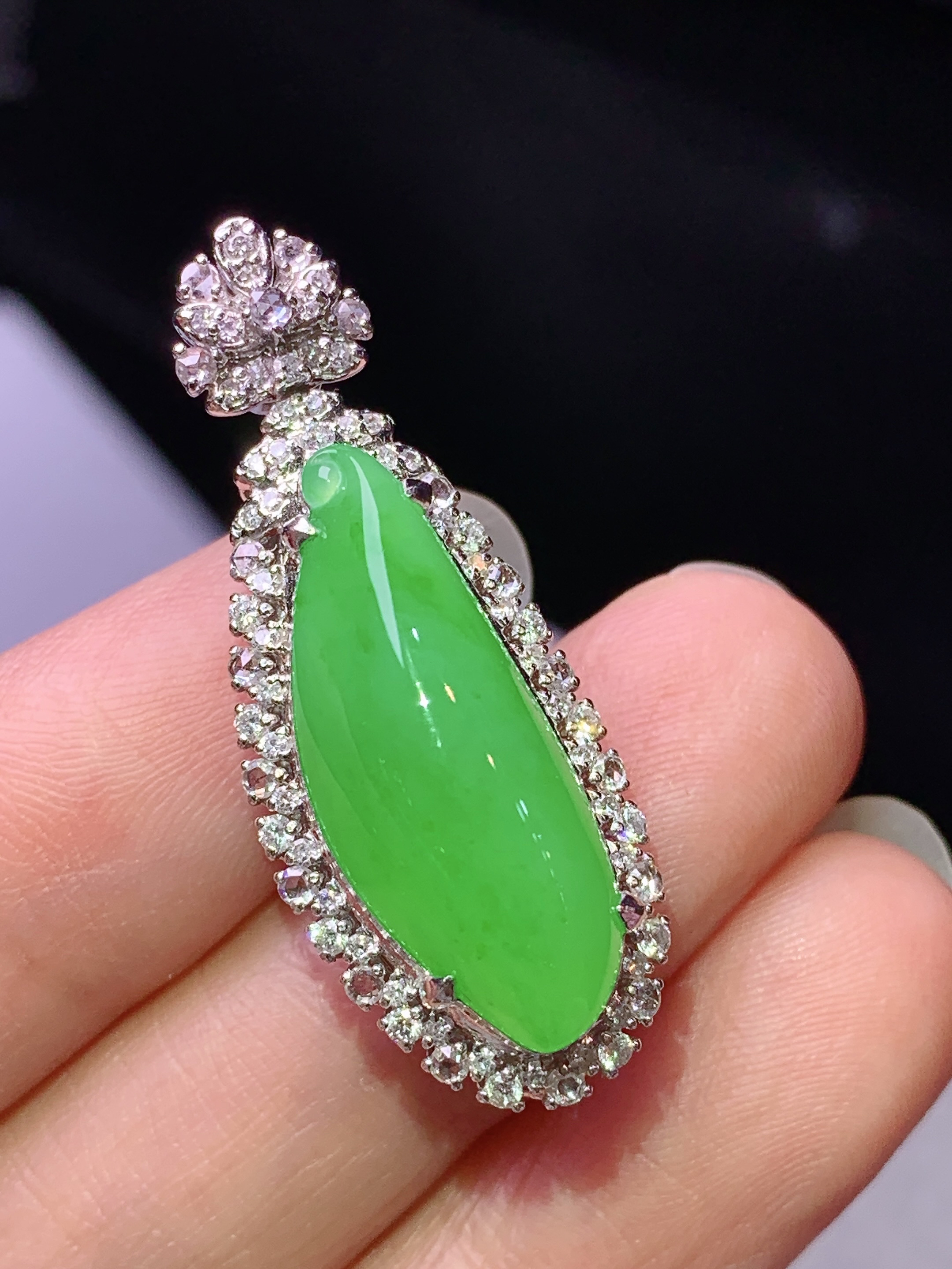 18k金钻镶嵌阳绿福瓜吊坠 玉质细腻 色泽艳丽清新 水润亮眼 整体尺寸35*13.6*11.8h2