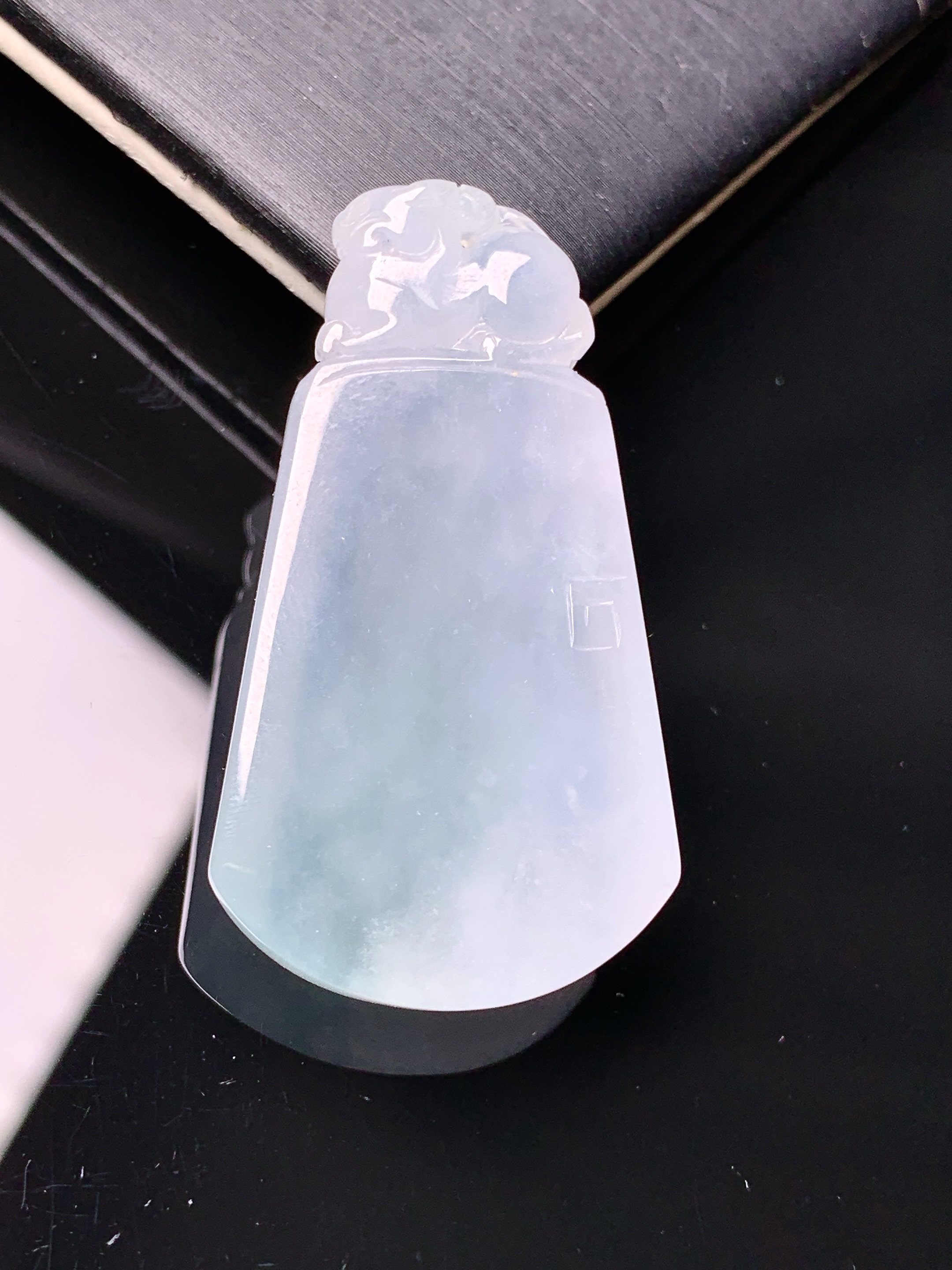 冰种貔貅素牌吊坠 玉质细腻 色泽艳丽清新 水润亮眼 整体尺寸41.7*22.8*6.3h3