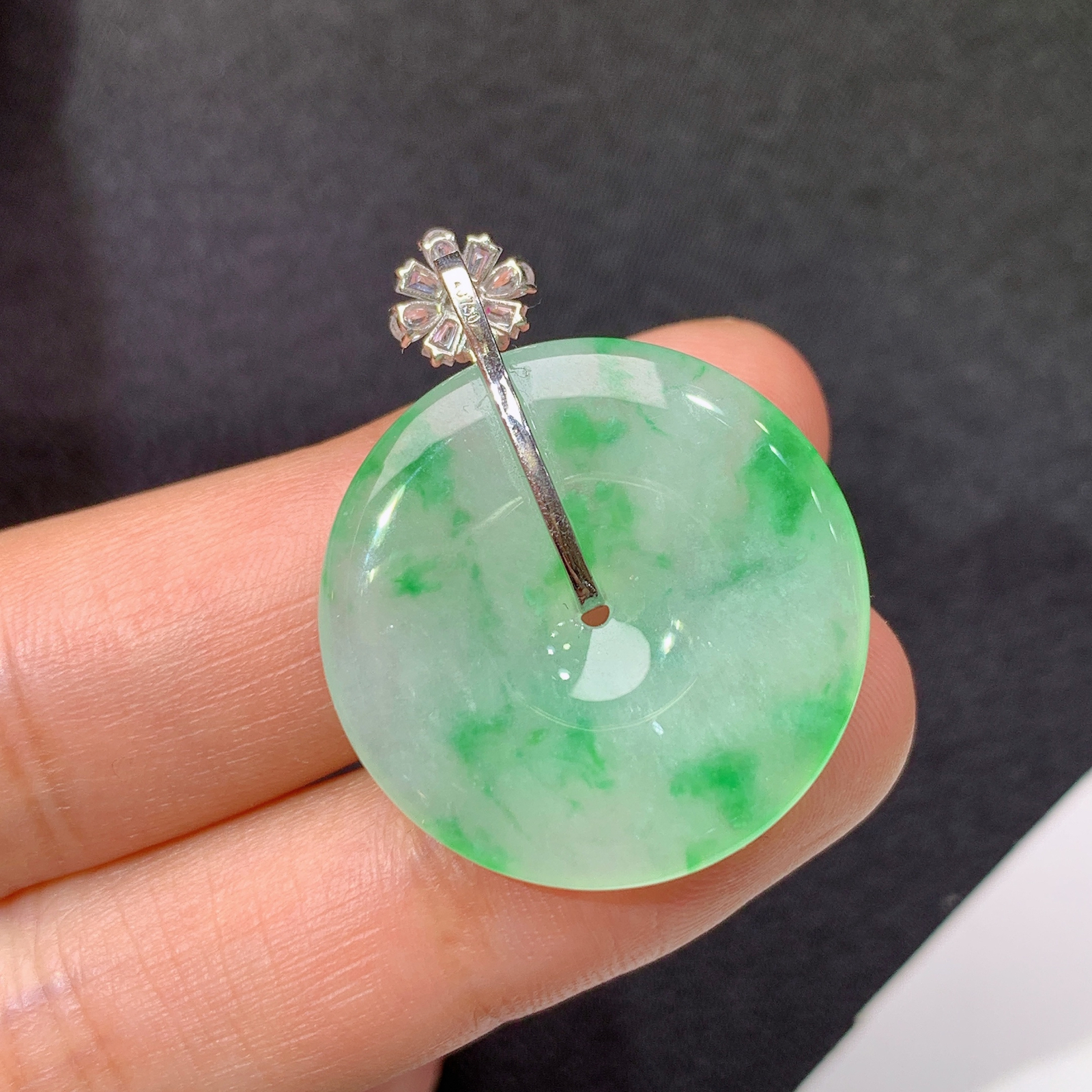 冰飘绿平安扣吊坠，18k金镶嵌，冰润细腻，色艳，种水足，Sk 尺寸31.3*24.1*3.8