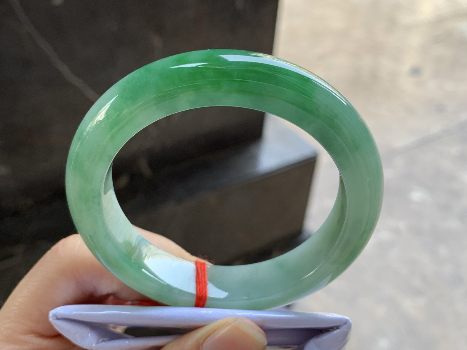 55-12.9-9.5

浓绿色手镯^_^颜色鲜艳 玉质温润