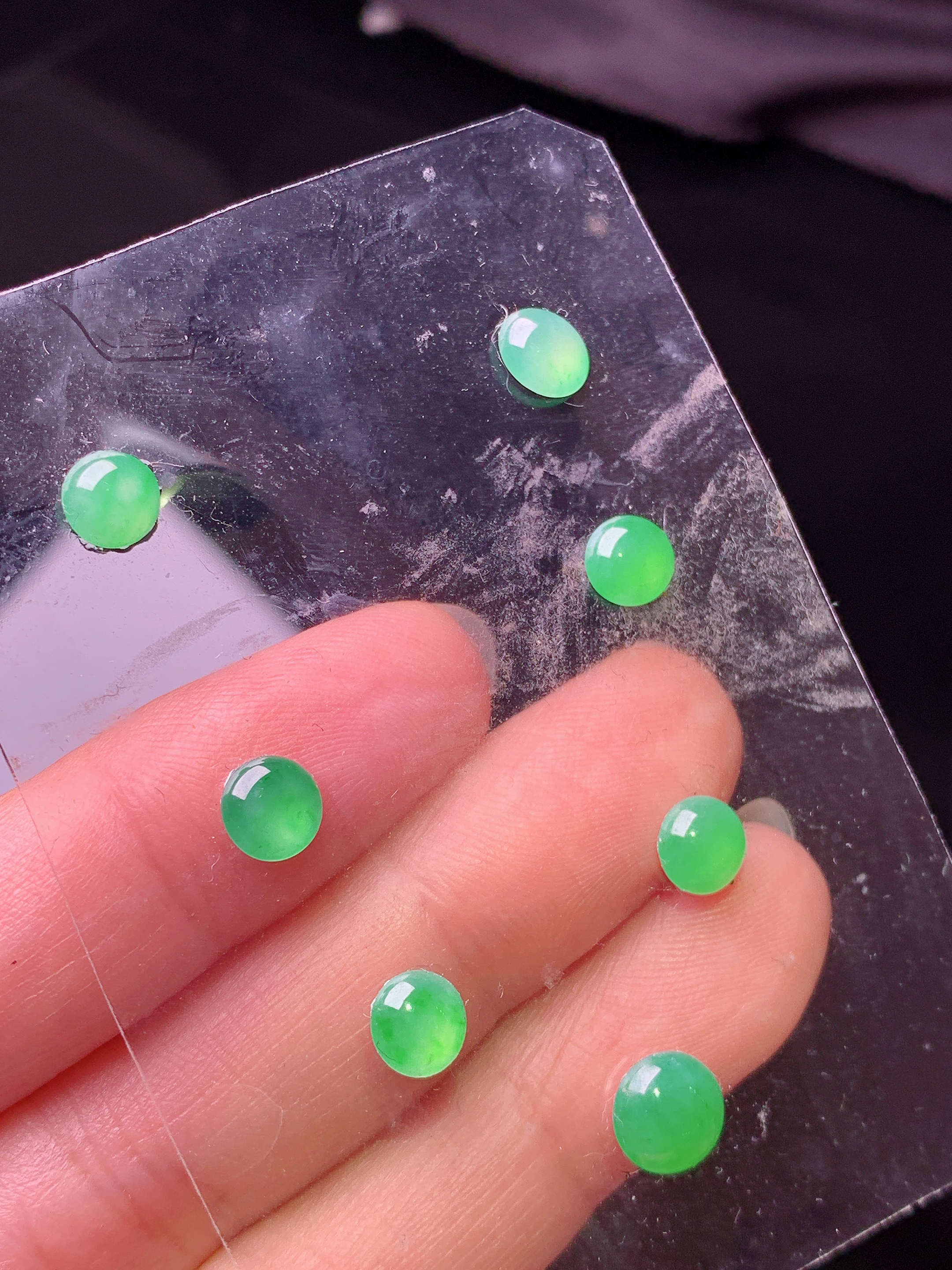 镶嵌款 冰阳绿蛋面一手 玉质细腻 色泽艳丽清新 水润亮眼 整体尺寸6.8*2.6L2