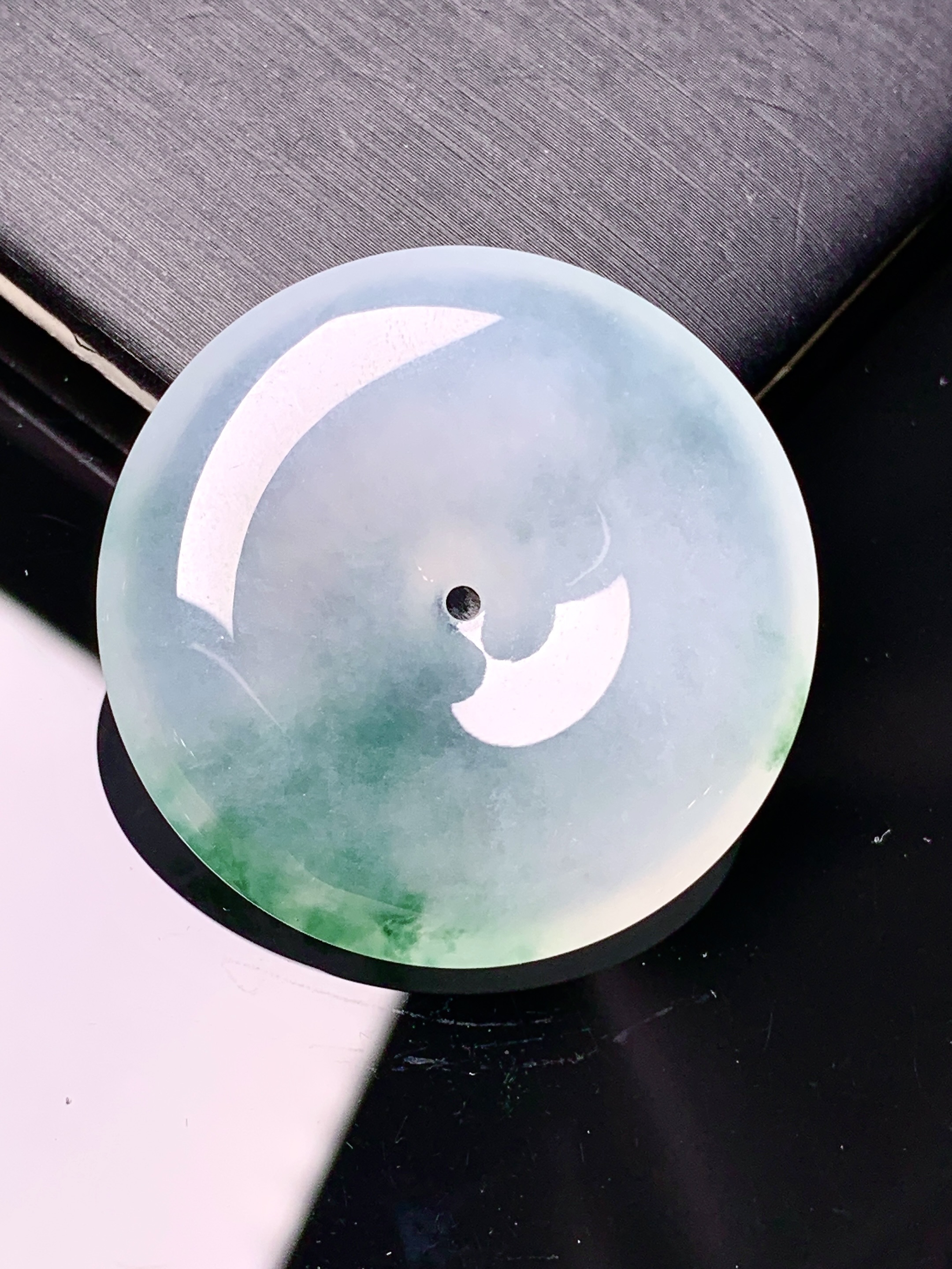 冰飘花平安扣吊坠 玉质细腻 色泽艳丽清新 水润亮眼 整体尺寸32*6.3x1