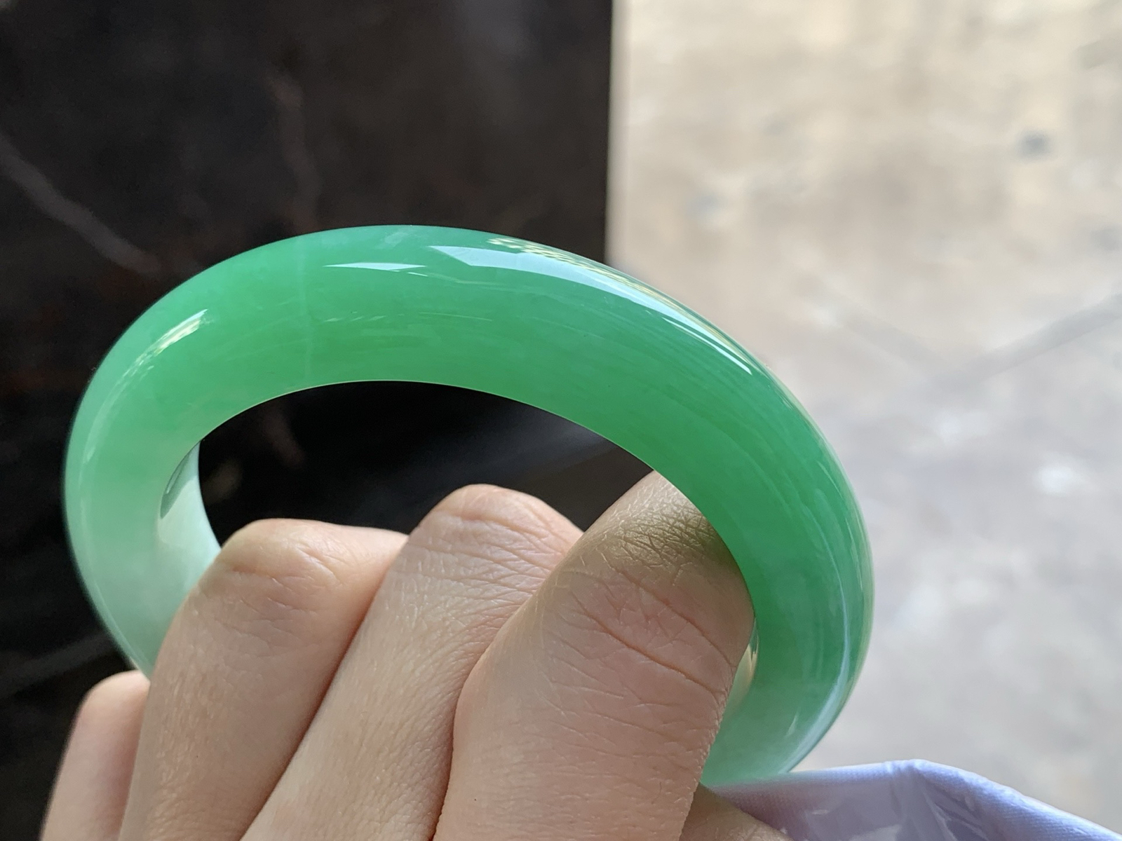 53-12-9.3

阳绿色手镯^_^颜色鲜艳 玉质温润