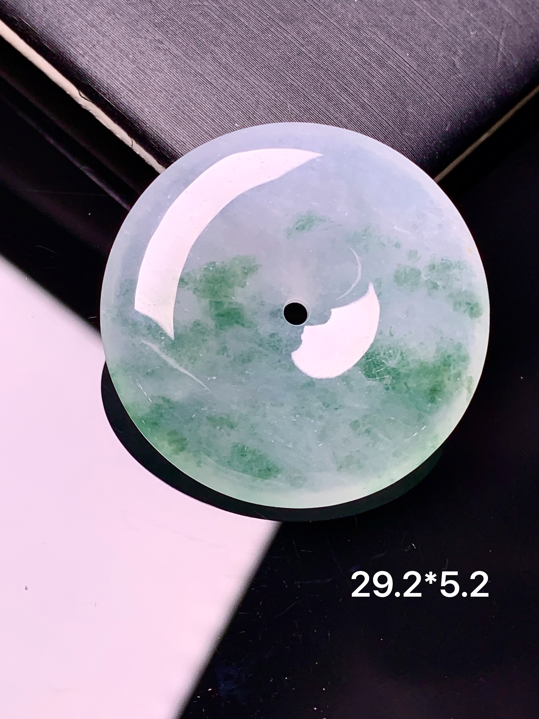 冰飘花平安扣吊坠 玉质细腻 色泽艳丽清新 水润亮眼 整体尺寸29.2*5.2x1