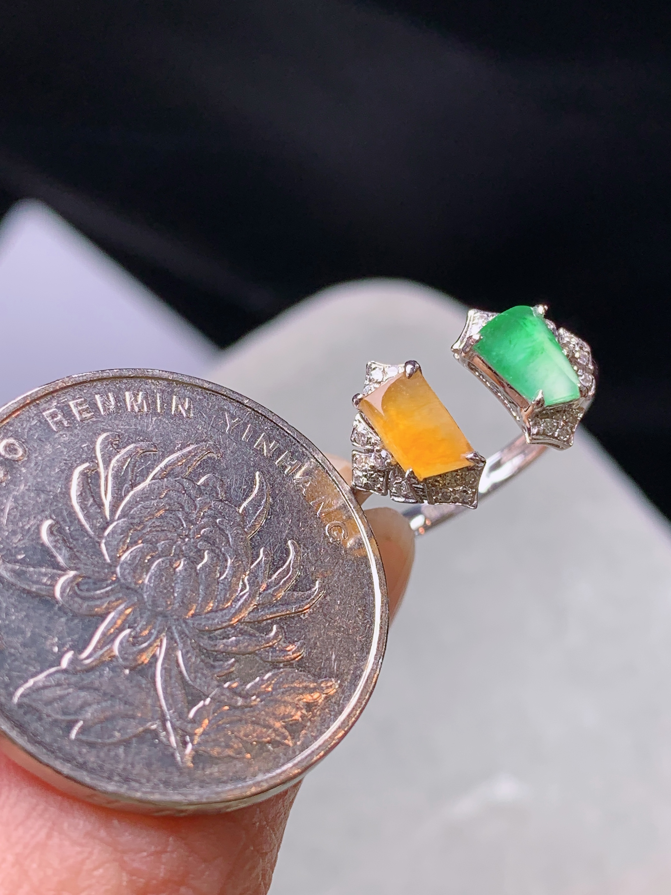 18k金钻镶嵌冰黄绿随形组合戒指 玉质细腻 色泽艳丽清新 水润亮眼 圈口14.5 裸石尺寸6*4.5*2t1