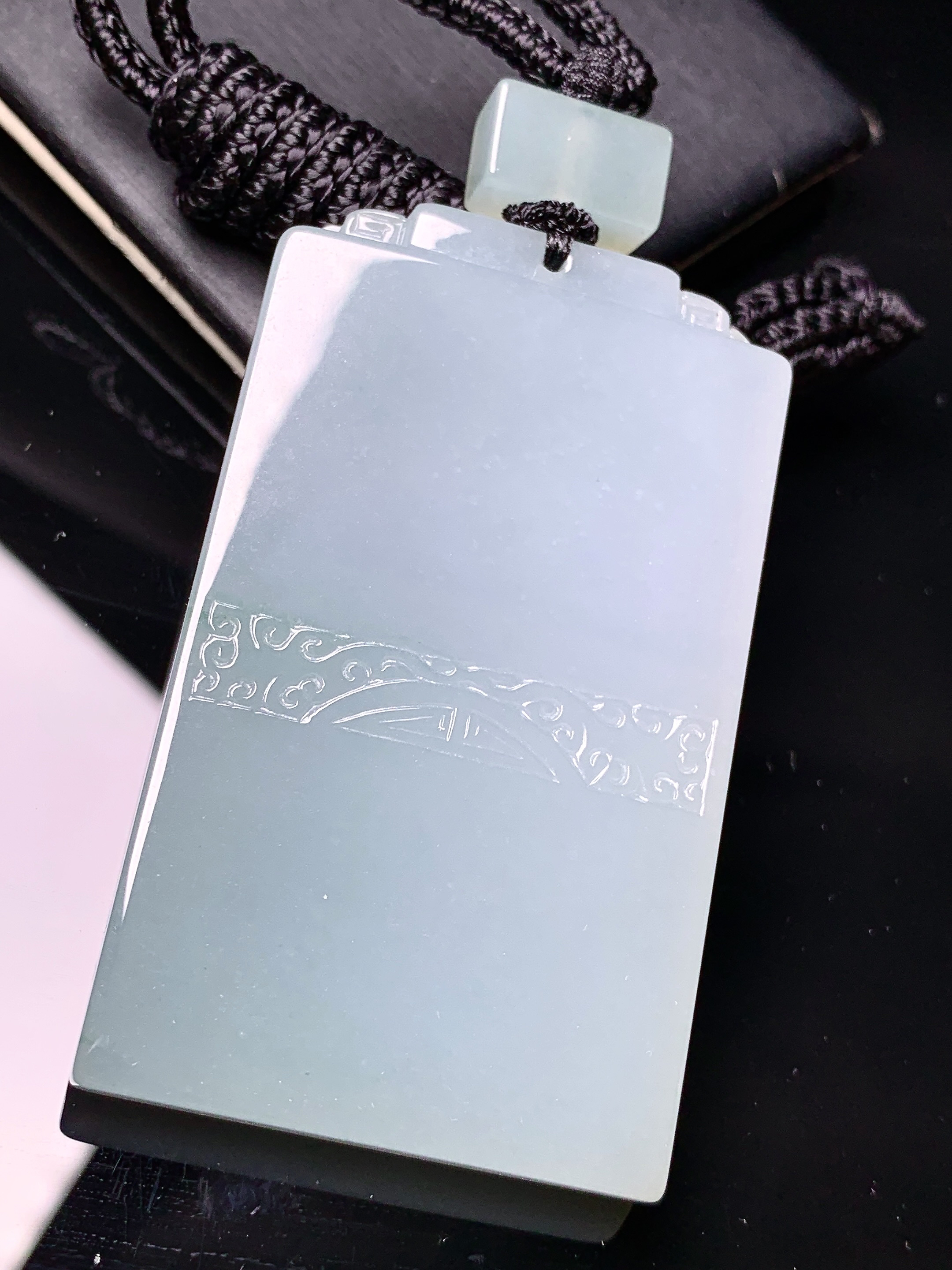 无事牌吊坠 玉质细腻 色泽艳丽清新 水润亮眼 整体尺寸58.3*34.3*6L1