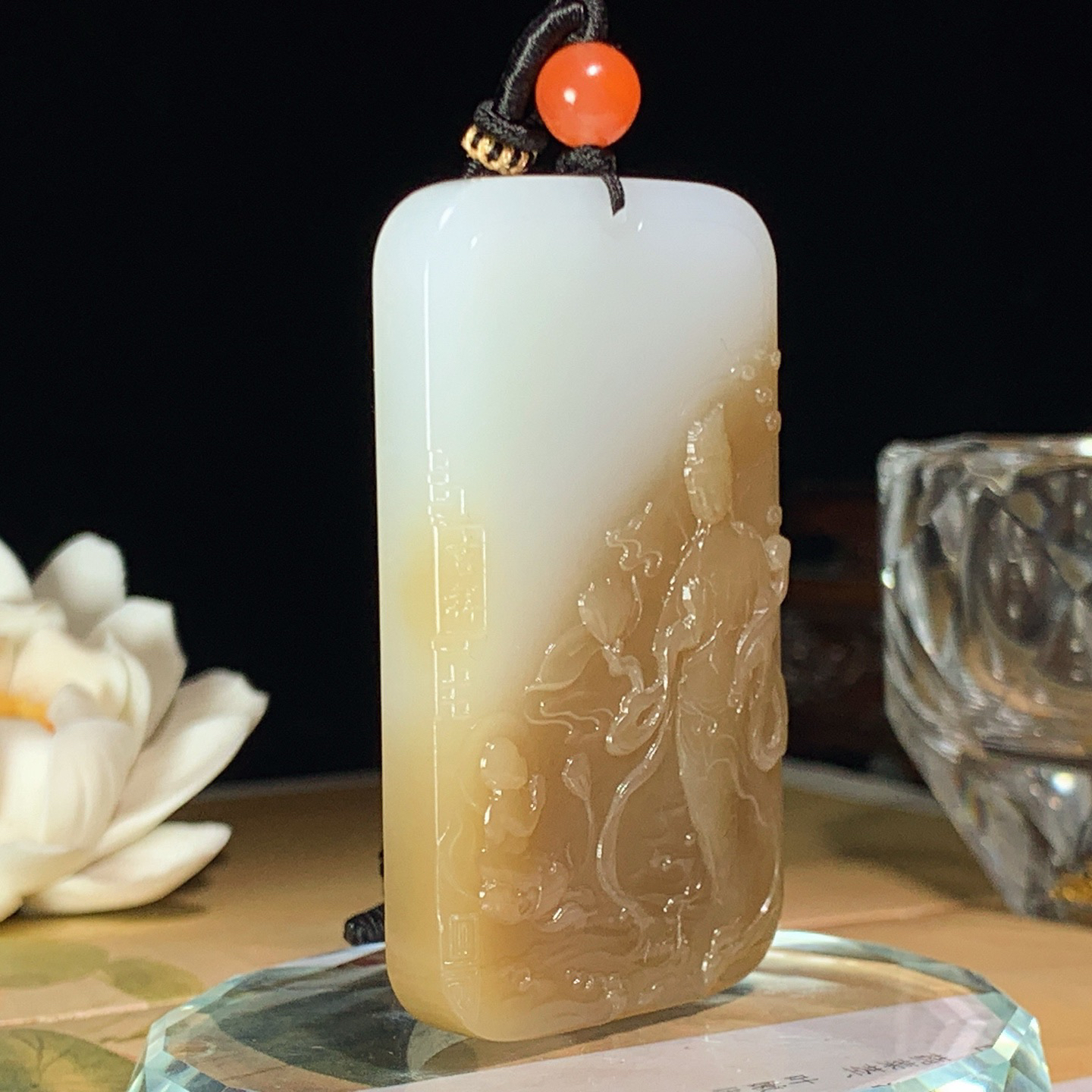 新疆和田玉且末糖送子观音挂件 尺寸61/36/8重53.5克！玉质细腻油润 底色纯净 脂粉好，品质好。lt260422