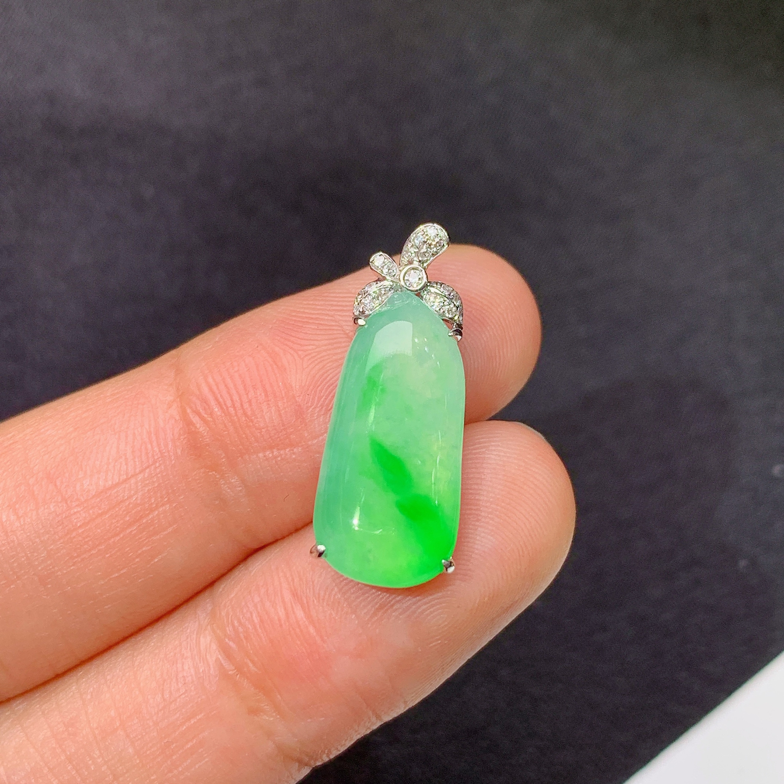 冰飘绿福瓜吊坠，18k金镶嵌，冰润色阳，玉质细腻，种水足，Zha 尺寸21.9*8.6*5