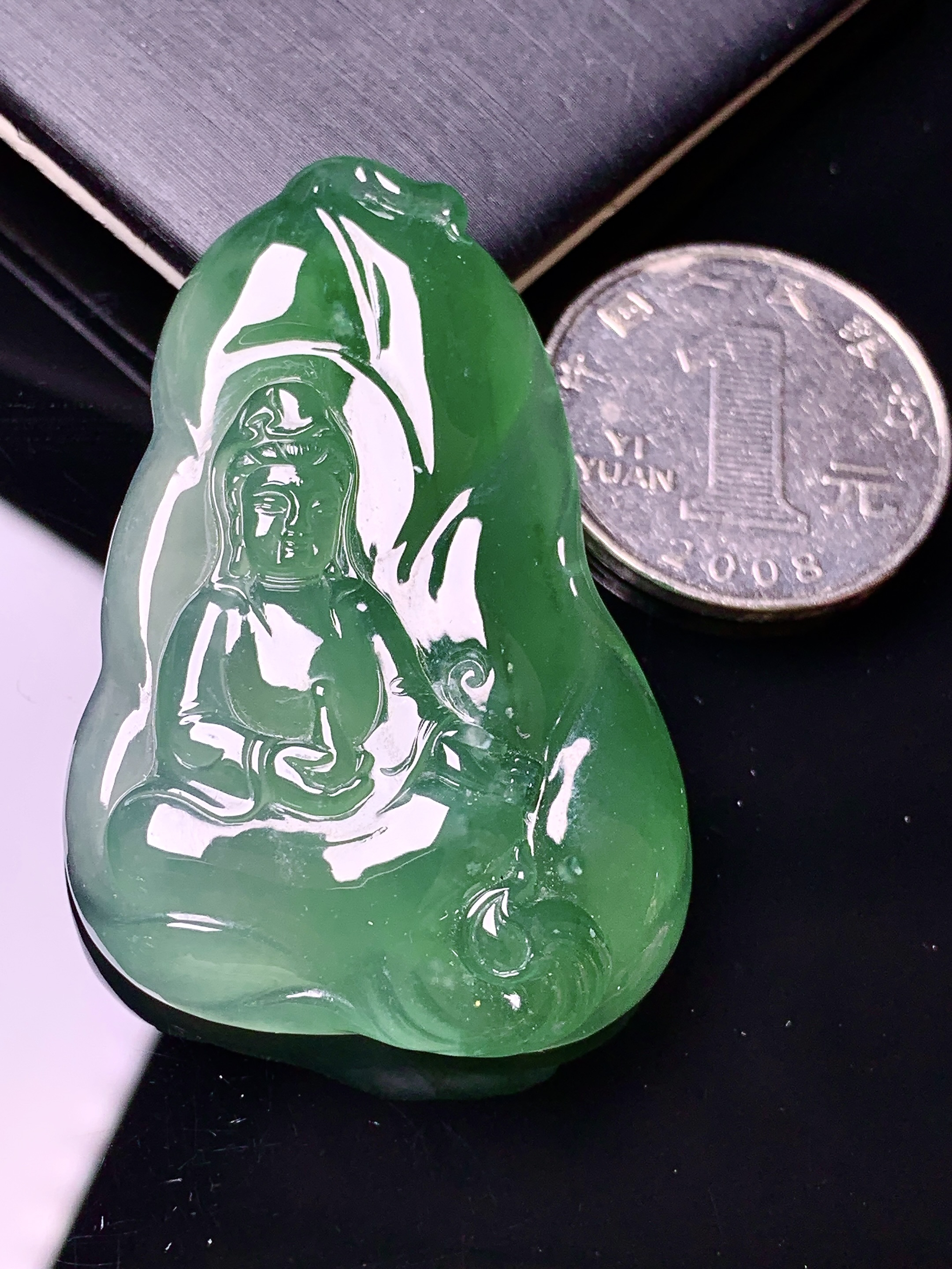 冰阳绿观音菩萨吊坠 玉质细腻 色泽艳丽清新 水润亮眼 整体尺寸48*32*7.5x7