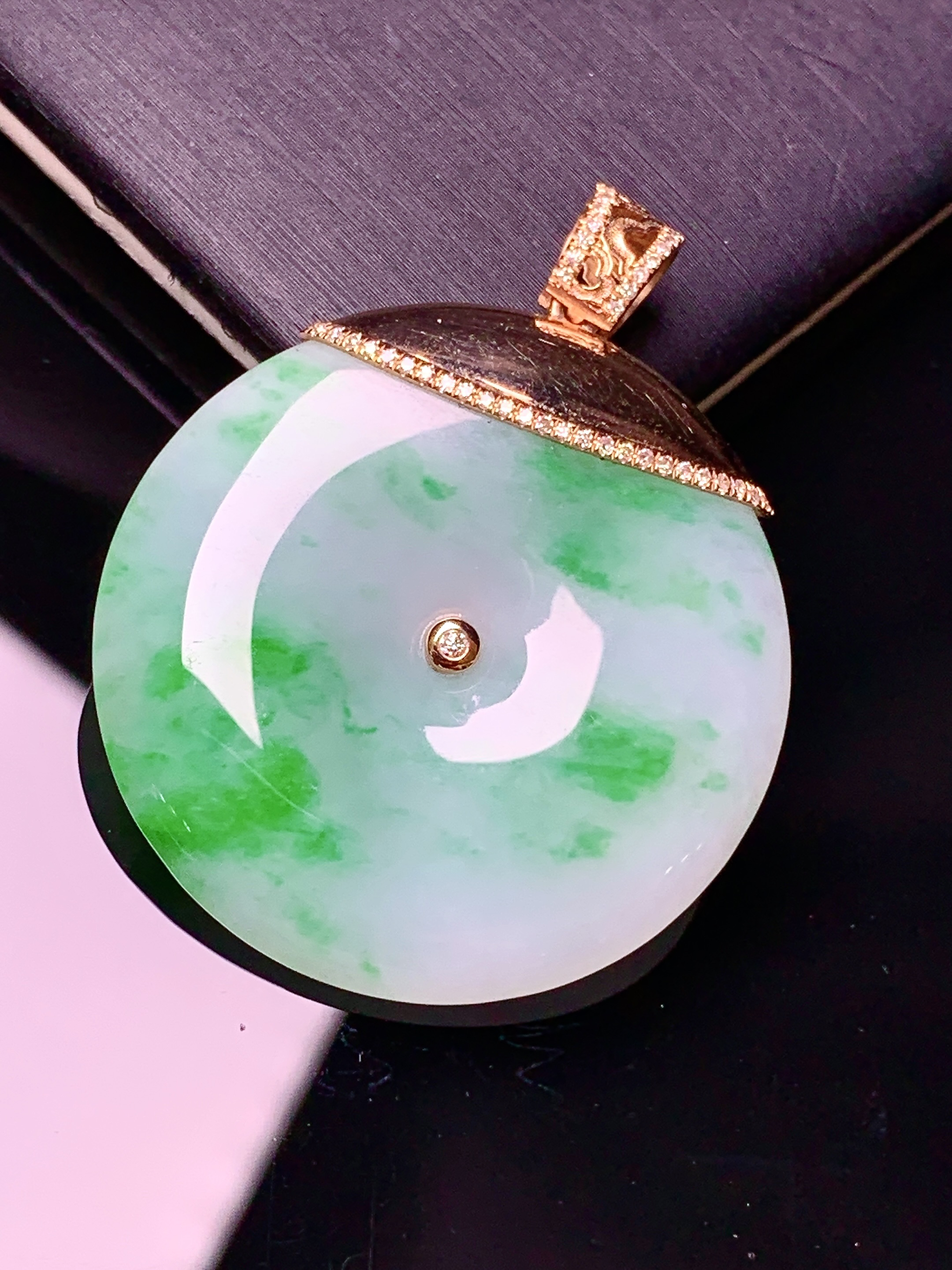 18k金钻镶嵌飘绿平安扣吊坠 玉质细腻 色泽艳丽清新 水润亮眼 整体尺寸37.8*30*5.2w1