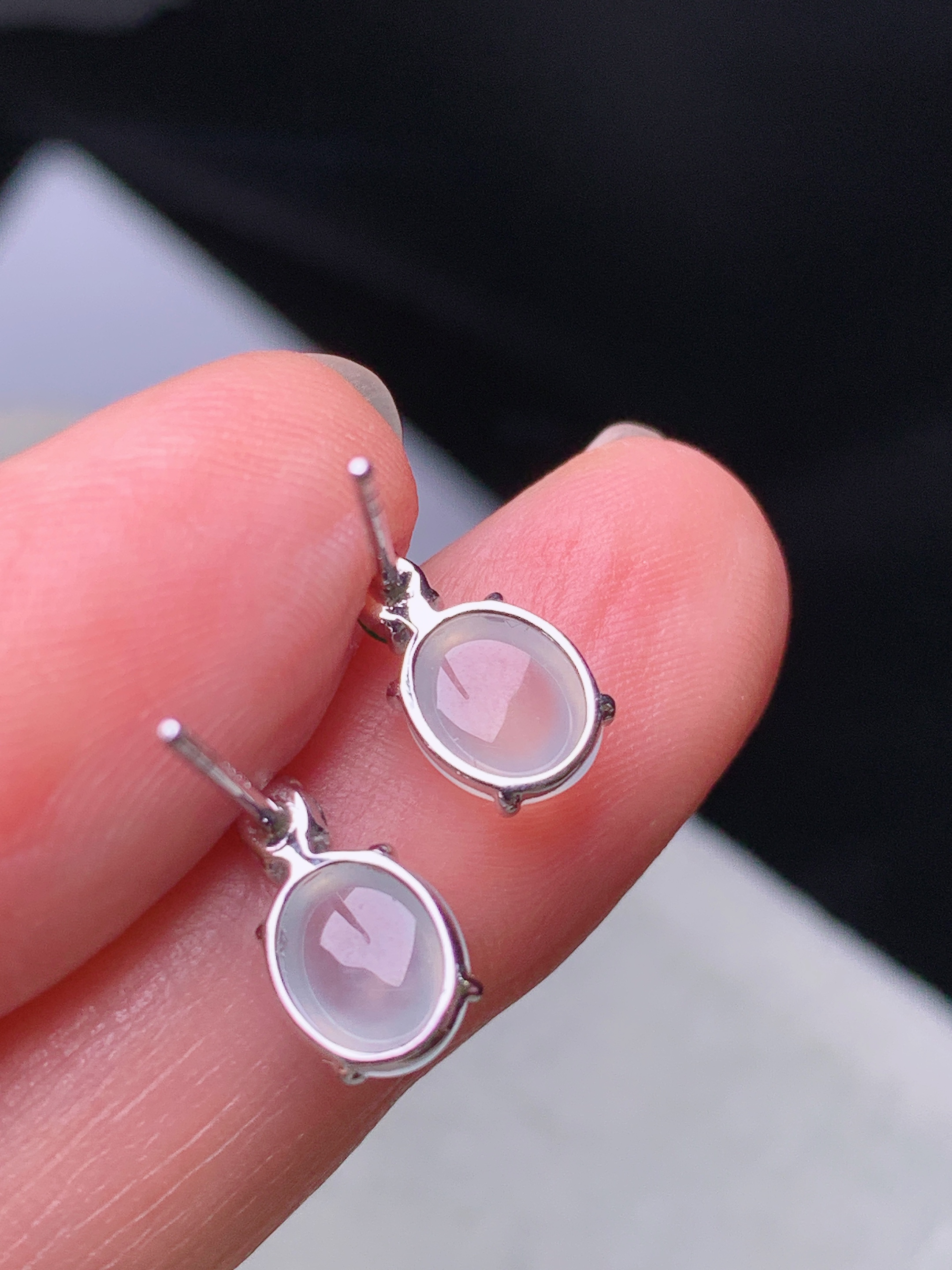 18k金镶嵌冰种蛋面耳钉 玉质细腻 色泽艳丽清新 水润亮眼 整体尺寸10.2*6*3.8b2