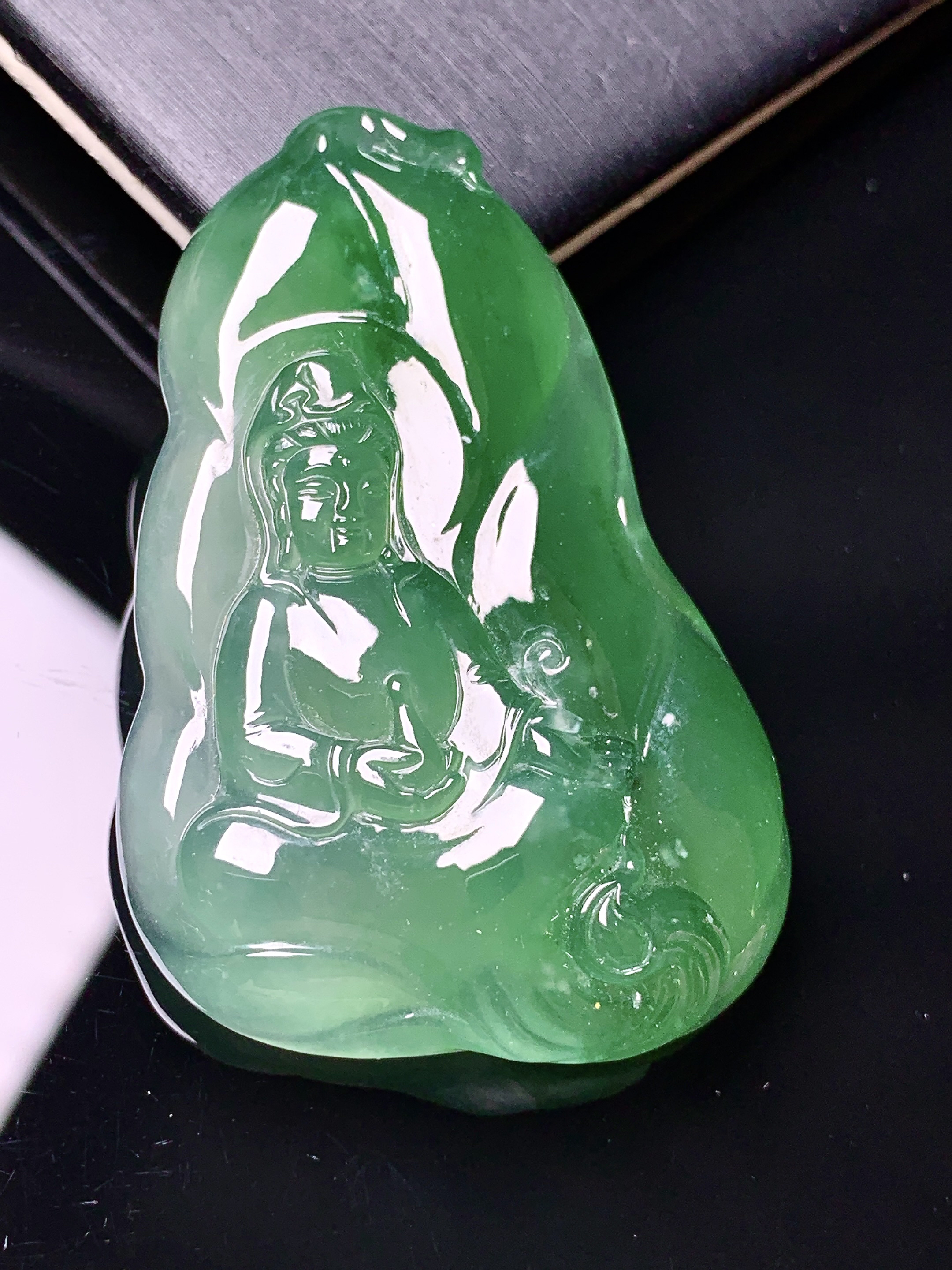 冰阳绿观音菩萨吊坠 玉质细腻 色泽艳丽清新 水润亮眼 整体尺寸48*32*7.5x7