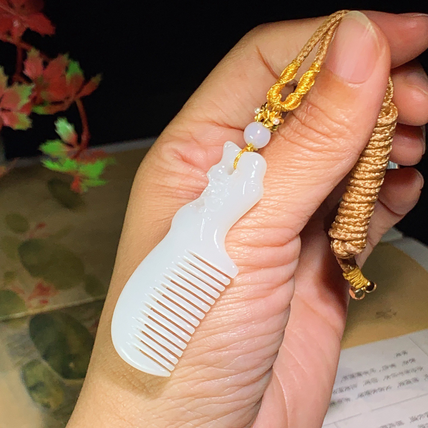 新疆和田玉白玉梳子挂件。尺寸55/20/7重14克 玉质细腻油润 底色纯净 脂粉好，品质好。lt260422