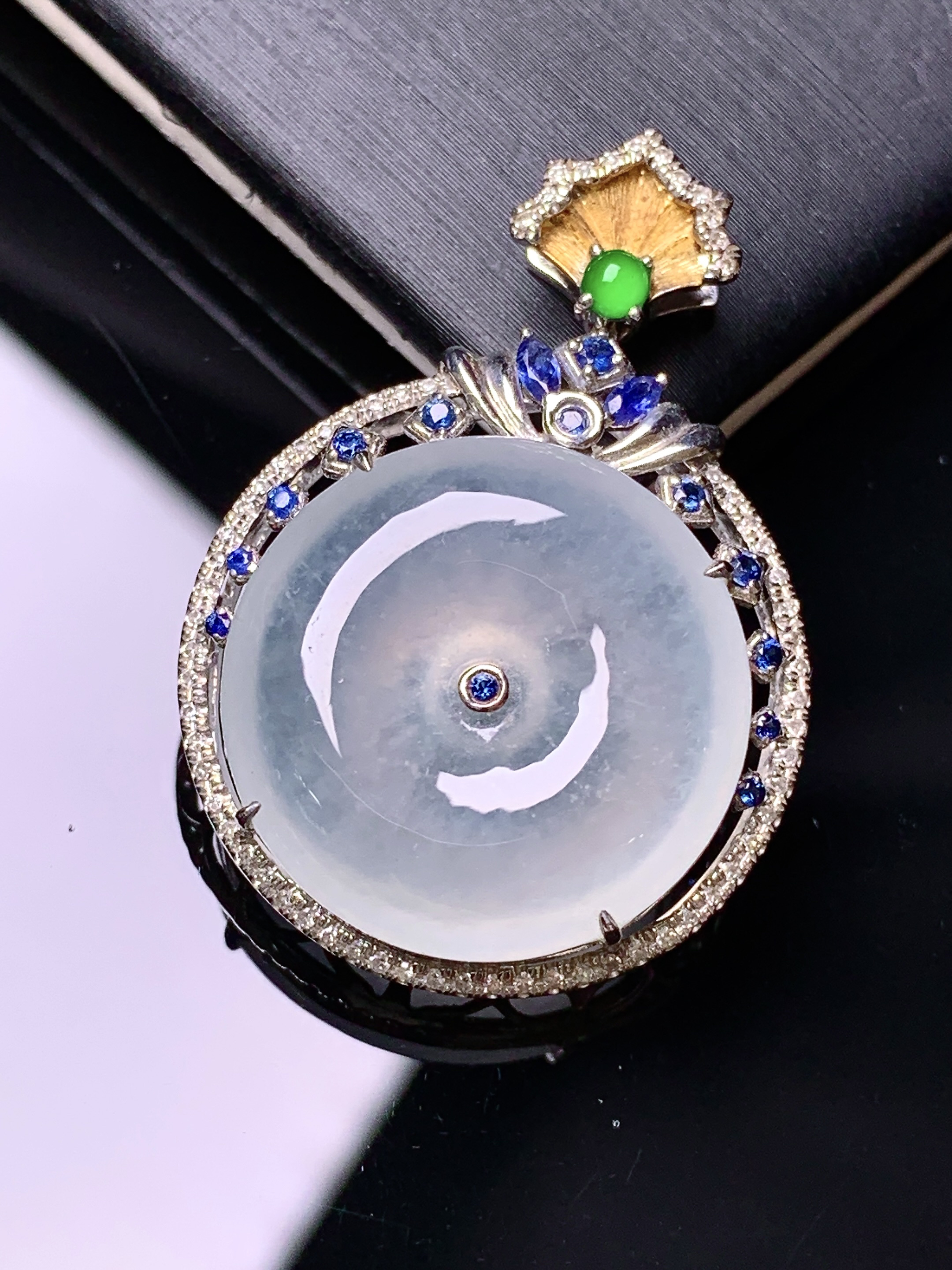 18k金钻镶嵌冰种平安扣吊坠 玉质细腻 色泽艳丽清新 水润亮眼 整体尺寸33.8*23.5*8t1