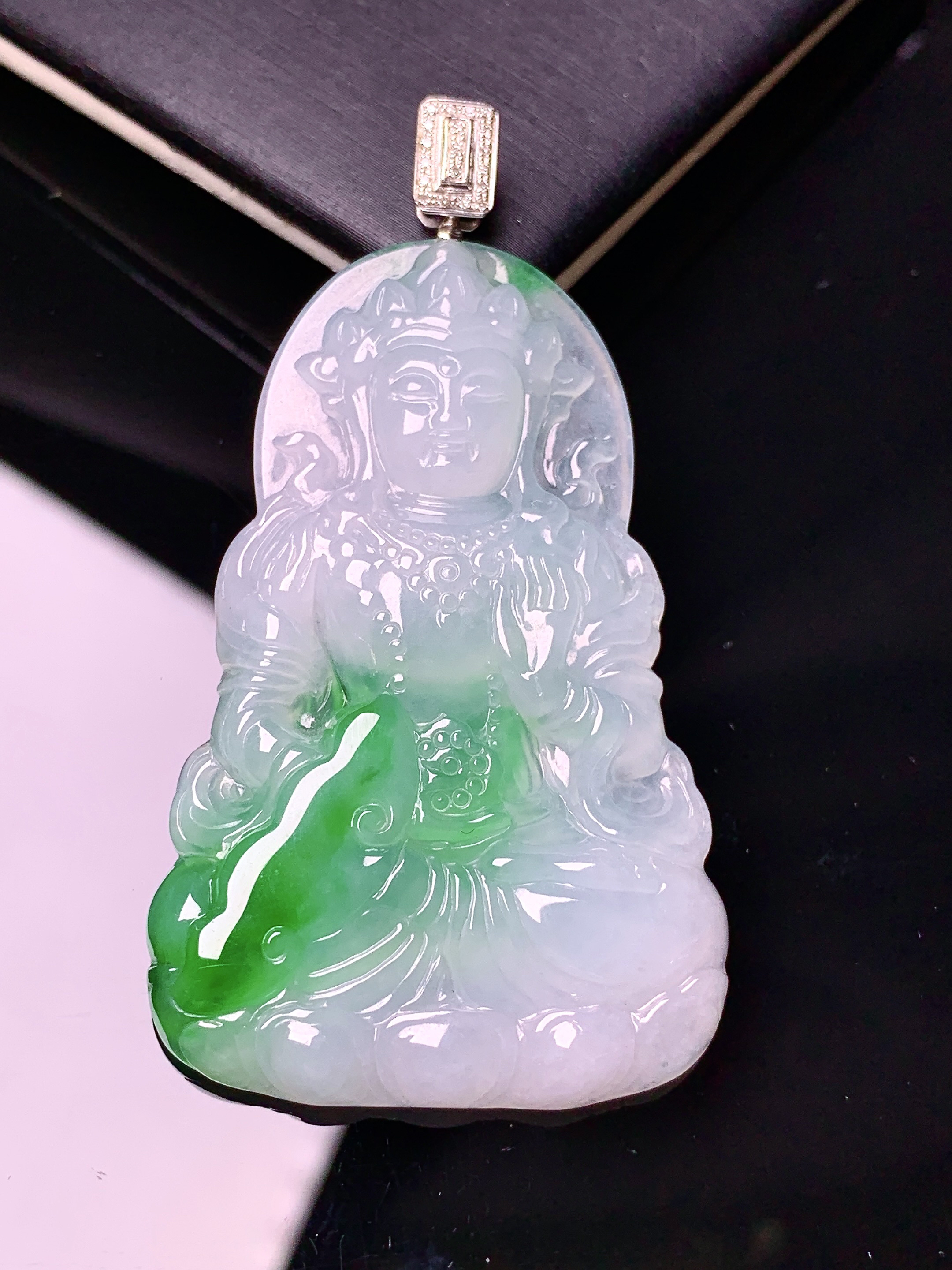 18k金钻镶嵌飘绿度母观音菩萨吊坠 玉质细腻 色泽艳丽清新 水润亮眼 整体尺寸58.8*32*5.2w1