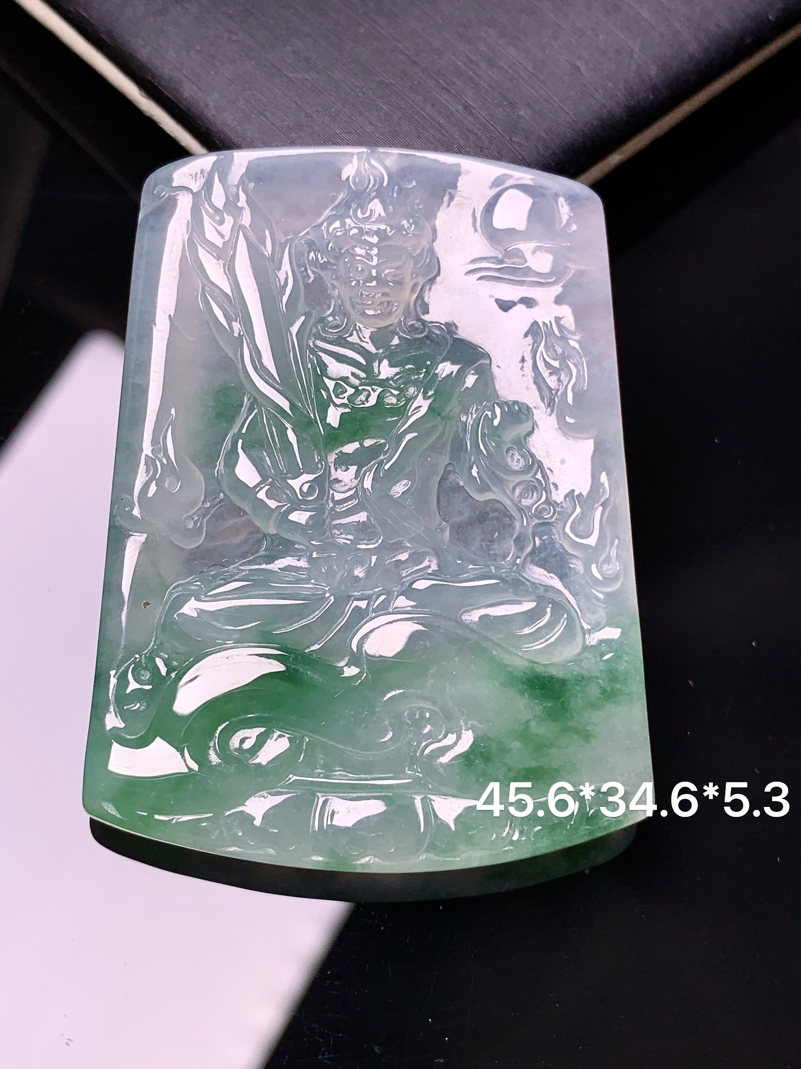 飘绿观音菩萨吊坠 玉质细腻 色泽艳丽清新 水润亮眼 整体尺寸45.6*34.6*5.3a2