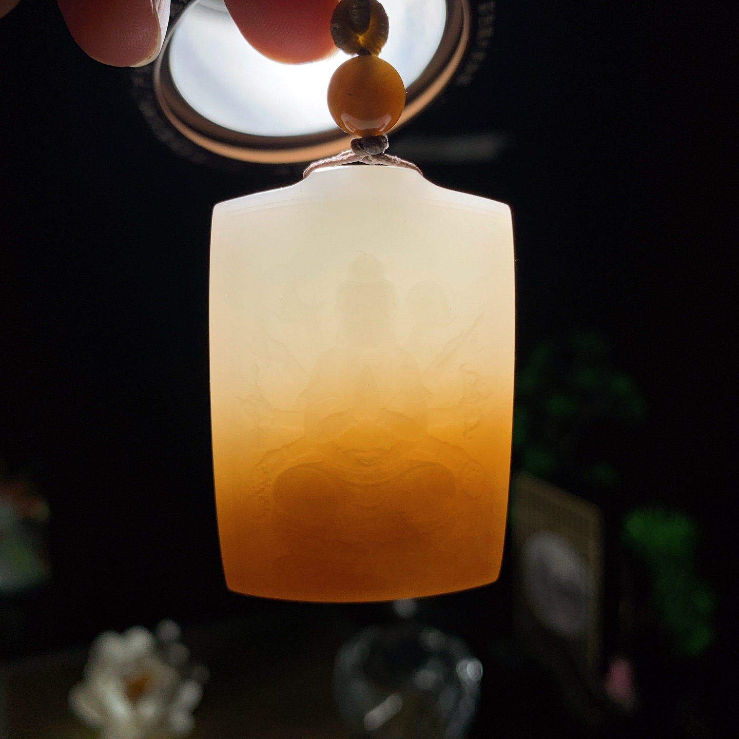 新疆和田玉且末糖千手观音挂件 尺寸47/32/12重47克！玉质细腻油润 底色纯净 脂粉好，品质好。lt260422