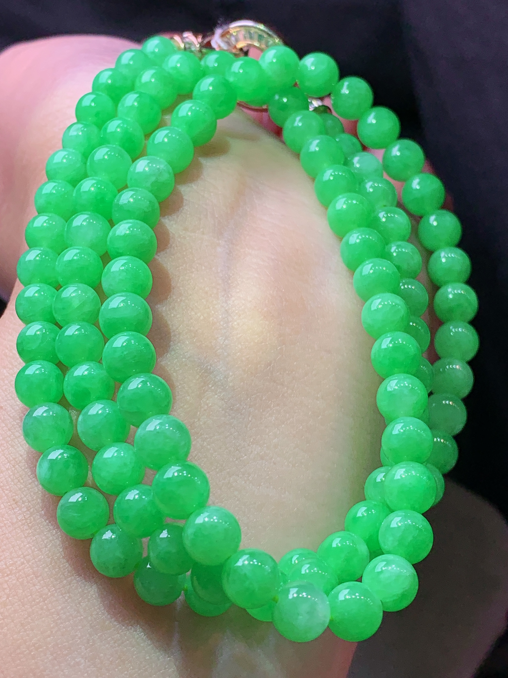 冰阳绿圆珠项链 玉质细腻 色泽艳丽清新 水润亮眼 整体尺寸5.8h3