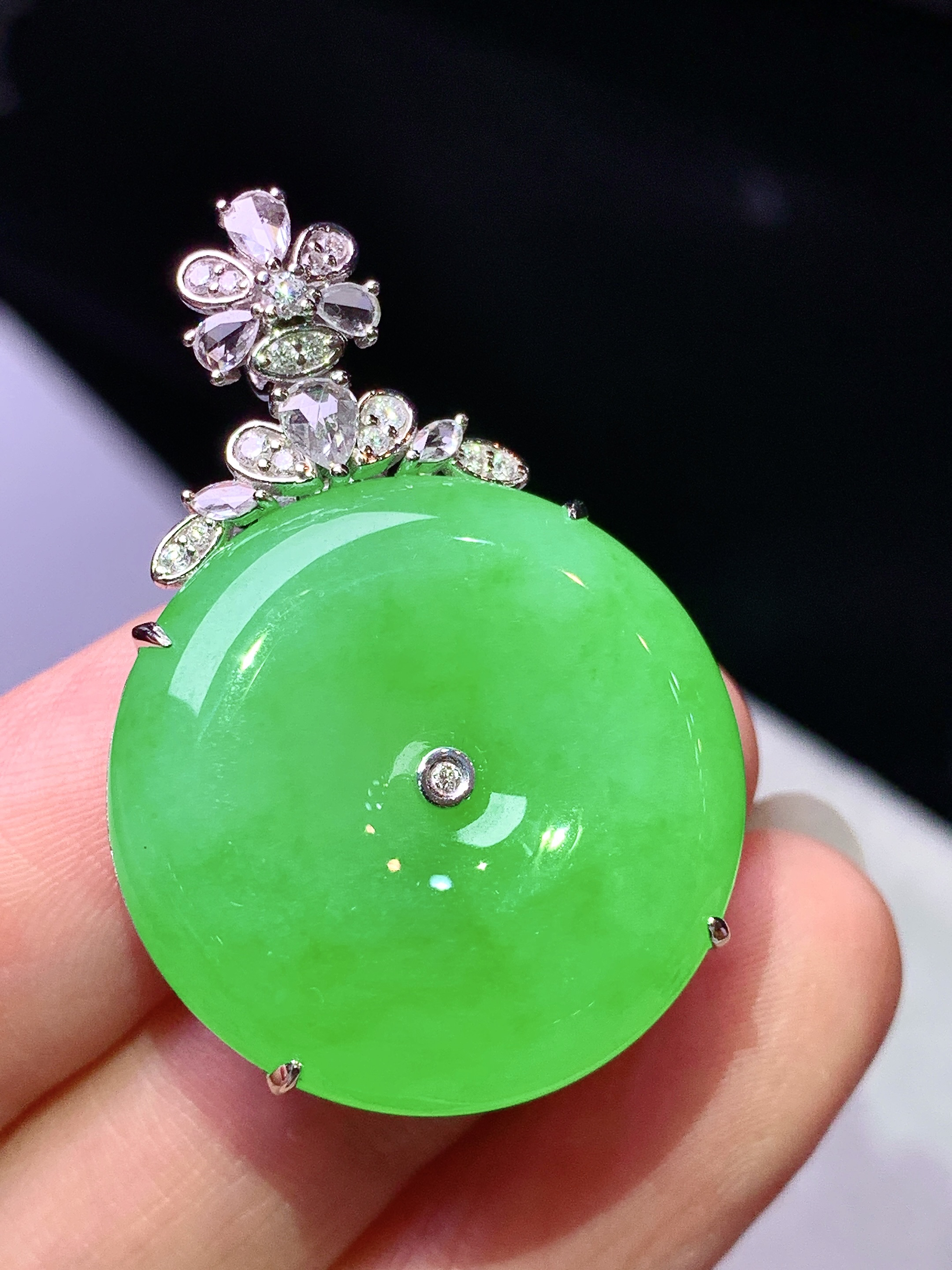 18k金钻镶嵌阳绿平安扣吊坠 玉质细腻 色泽艳丽清新 水润亮眼 整体尺寸35.8*24.2*9.5h