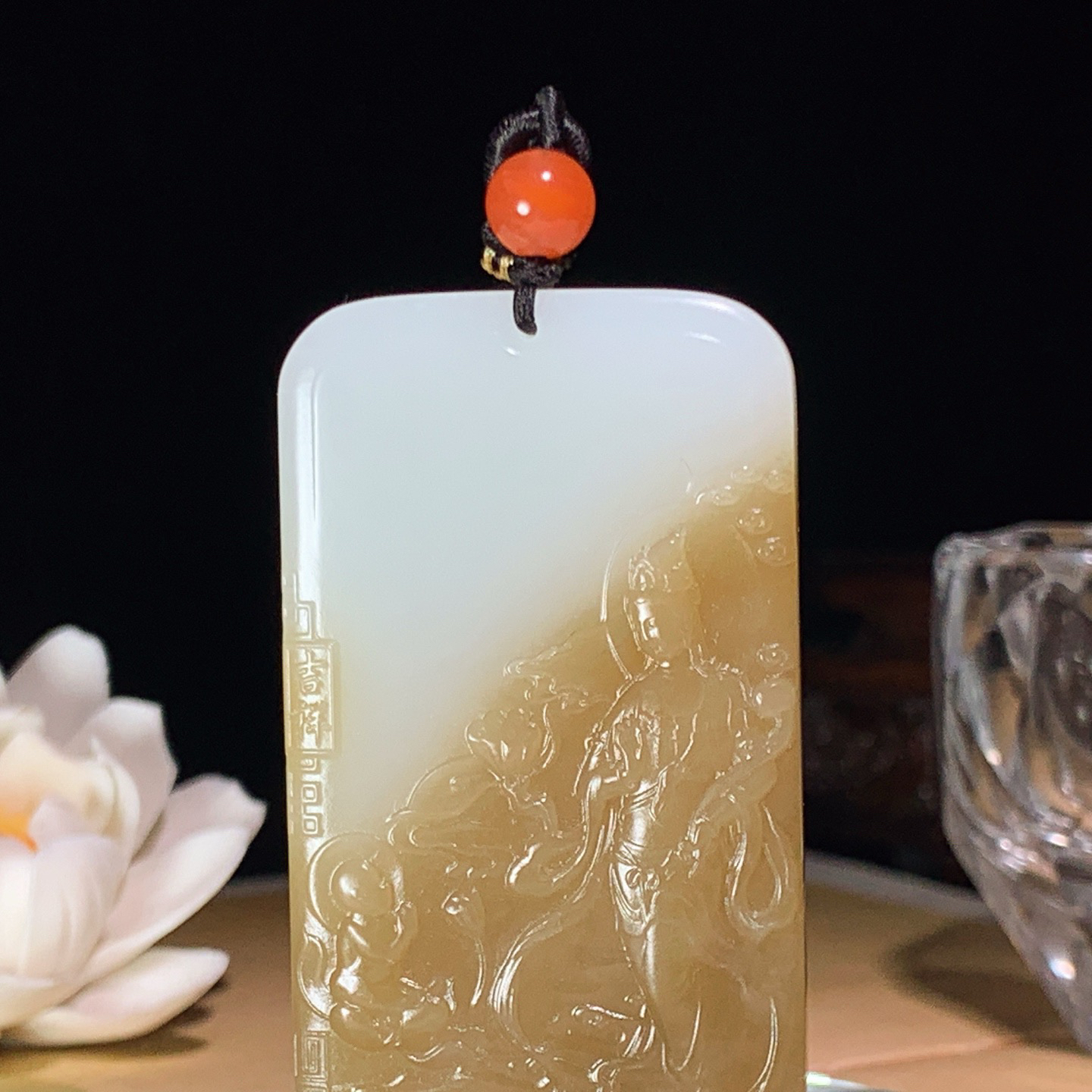 新疆和田玉且末糖送子观音挂件 尺寸61/36/8重53.5克！玉质细腻油润 底色纯净 脂粉好，品质好。lt260422