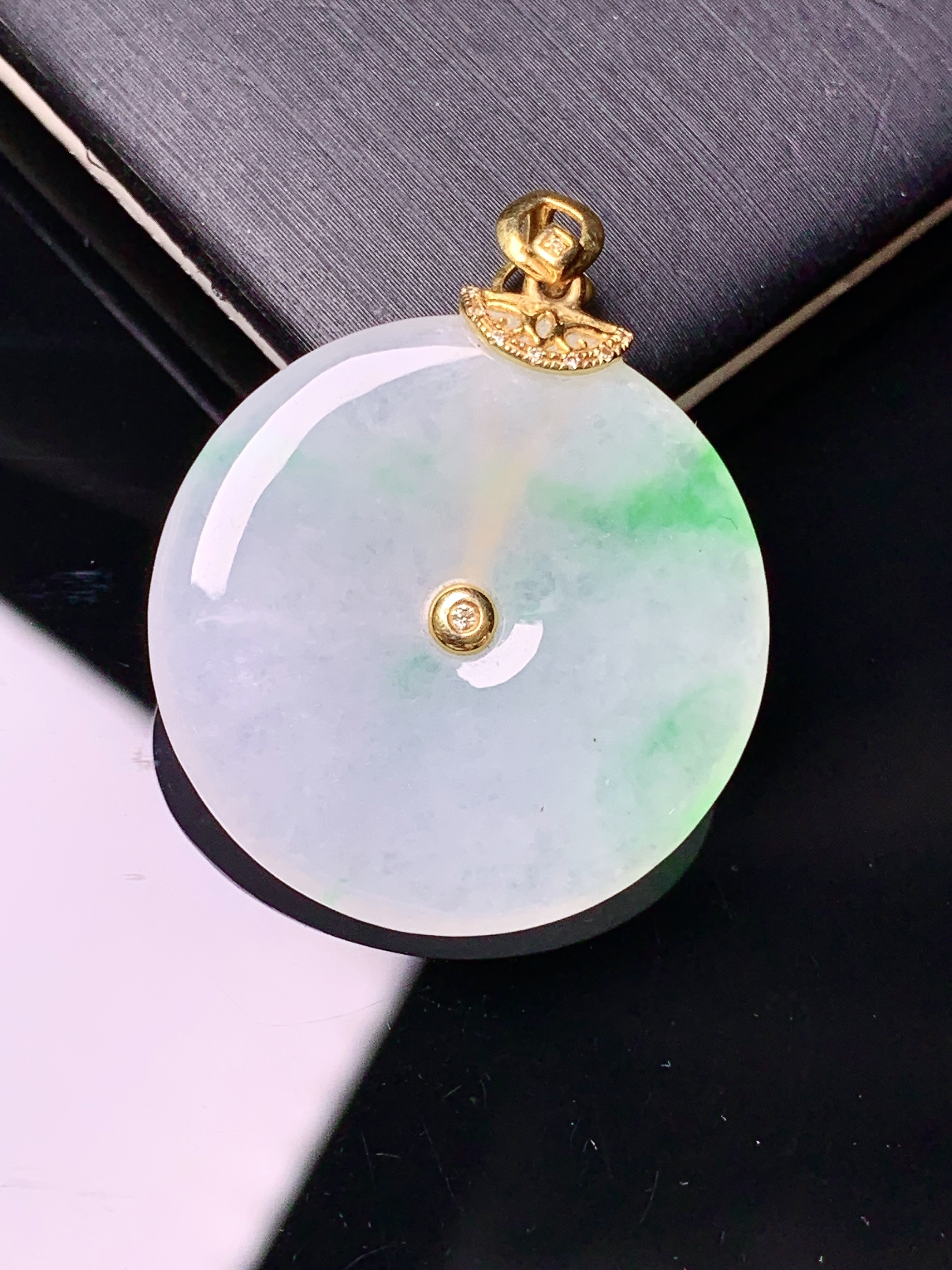 18k金镶嵌飘绿平安扣吊坠 玉质细腻 色泽艳丽清新 水润亮眼 整体尺寸31.6*25.2*4L4