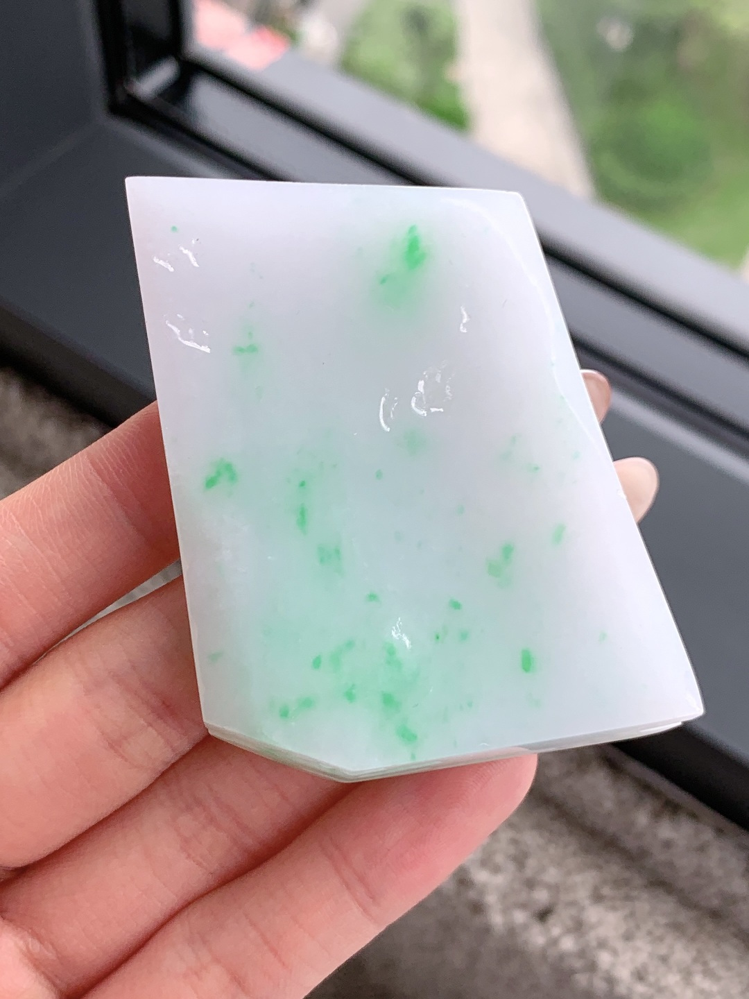 飘绿花/冰飘花/牌子料/片料/板料/特色料，可做牌子、人物、山水、动物、花件……等推荐参考，67.7-49.6-10.8，87.3克，材料优选，白底凝霜藏清润，翠点浮星蕴生机，这件白底青翡翠片料，底色莹白胜霜、细腻致密，如素绢般洁净温润，一抹抹阳绿灵动点缀、似星雨散落其间，色根鲜明、鲜阳灵动水头充足、胶感满满，经精工随形俏色雕琢，可打造为平安无事素牌、清雅山水牌、灵动瑞兽挂件等雅致佳作，白底寓意清净安宁、护主、顺遂无忧，翠点象征生机常伴、财运亨通、福禄常驻自带清新明快的氛围感，上手佩戴清爽百搭，既显温润雅致的气质，更承载着岁岁安康、前程明朗、福运绵延的美好祈愿。