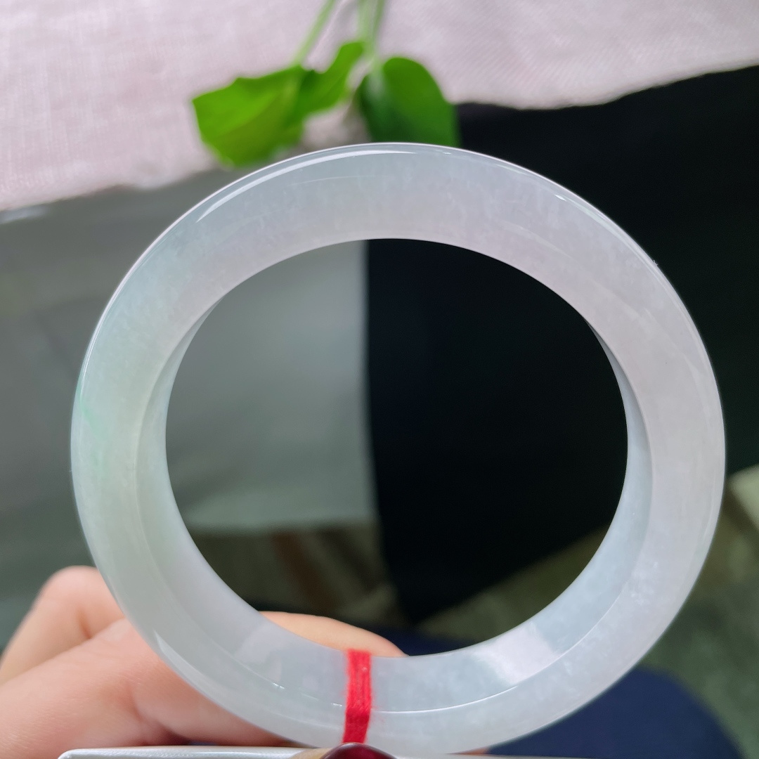 56.4/12.3/9，淡紫淡绿正圈，似灵气凝结，紫为氤氲，绿为生机。一点皮纹，ss49464a