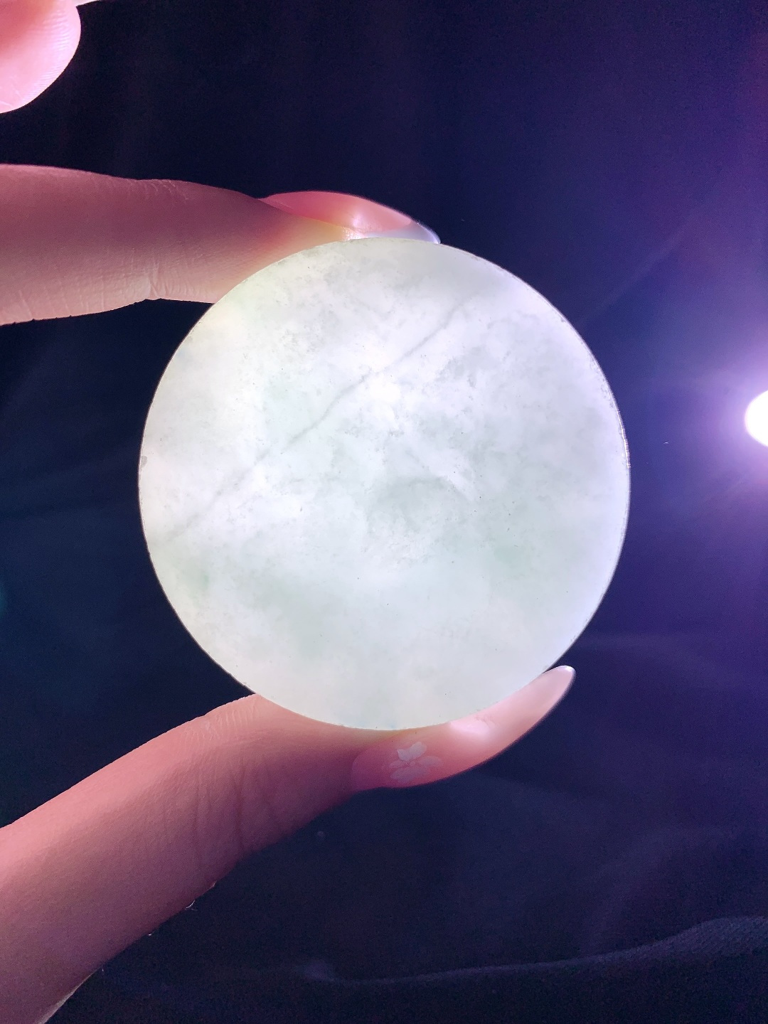 冰飘花 /牌子料/镯心料/特色料，可做牌子、人物、山水、动物、花件……等推荐参考，52.2-13.9，96.4克，材料优选，一圆清月凝冰魄，一缕飘翠画山川，这枚冰飘花翡翠圆牌胚料，质地温润莹净、水头灵透清亮，底色如月光铺洒般柔和淡雅，一抹浓绿飘花如远山含黛、似流水行舟，在素净玉面晕染出写意山水般的灵动意境，玉肉细腻胶润、品相规整圆满，稍加匠心雕琢，便可打磨成平安无事圆牌、怀古素圈、意境山水圆佩等雅致挂件，圆形象征圆满顺遂、团圆无忧，灵动飘花寓意前程舒展、生机绵延、福气生生不息气韵沉静温婉，佩戴可护佑岁岁平安、万事周全、福运圆圆满满、一生安稳无忧。