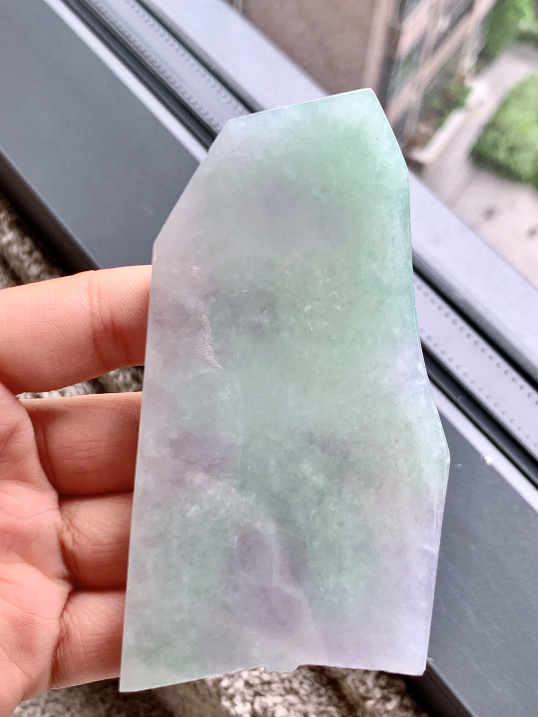 ️冰飘花/牌子料/片料/板料/特色料题材可做牌子、人物、山水、动物、花件……等推荐参考99.4-52.8-7.2107.8克材料优选厚装片料藏千意，一琢一成皆入禅。此料为冰春彩飘花大料胚，紫韵温婉，绿意灵动，冰质澄澈如月下流泉。厚装大料形制舒展，留白丰沛，既宜雕琢大件山水、人物摆件，呈恢弘意境；亦可拆分制牌，藏方寸雅趣。是集颜值与潜力于一身的匠心之选，承载“春满乾坤，紫气东来”的美好期许。