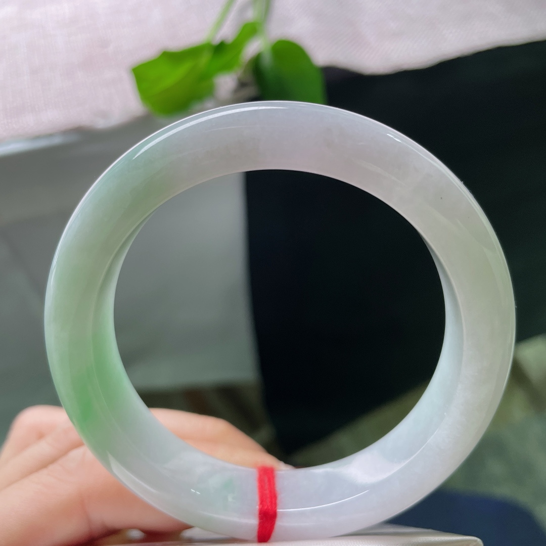 56.1/12.3/8.6，春带彩正圈，水润，肉质细腻干净，种老，雍容华贵，一点皮纹不显，ss51428a