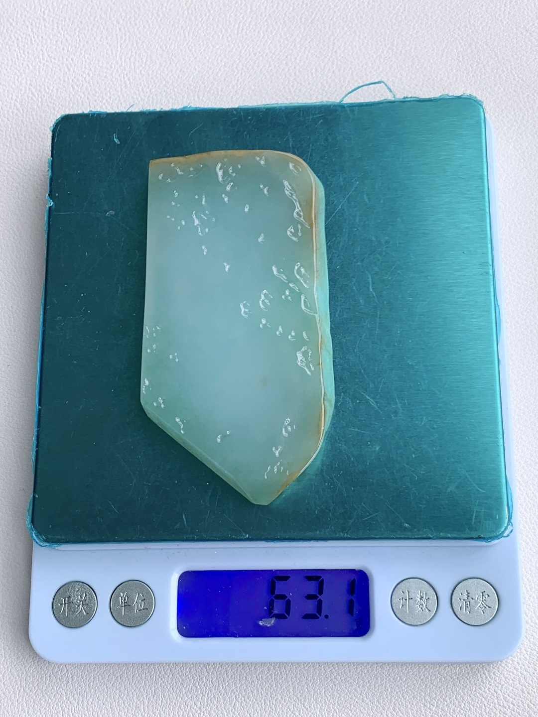 【材料】🫧冰种/牌子料/片料/板料/特色料【题材】可做牌子、人物、山水、动物、花件……等推荐参考【尺寸】78.2-37.8-7.3【重量】63.1克材料优选浅烟凝玉铺清润，柔色含光蕴静灵这块冰润浅春底带黄翡翡翠片料质地细腻冰透，水头清亮莹润，似薄雾漫裹的柔润月光，边角暖黄俏色自然晕染，零星翠色轻缀其间，玉面肌理温润细腻、胶感十足，经精工俏雕后，可化作山水意境牌、禅意悟道、平安无事素牌等雅致佳作，浅柔底色象征心境安然、顺遂宁和，俏色黄翡寓意招财纳福、贵气相随自带清逸悠远的静谧氛围感，佩戴可衬温润雅致气质，更护佑一生安稳无忧、福运绵长、前程清宁坦荡。