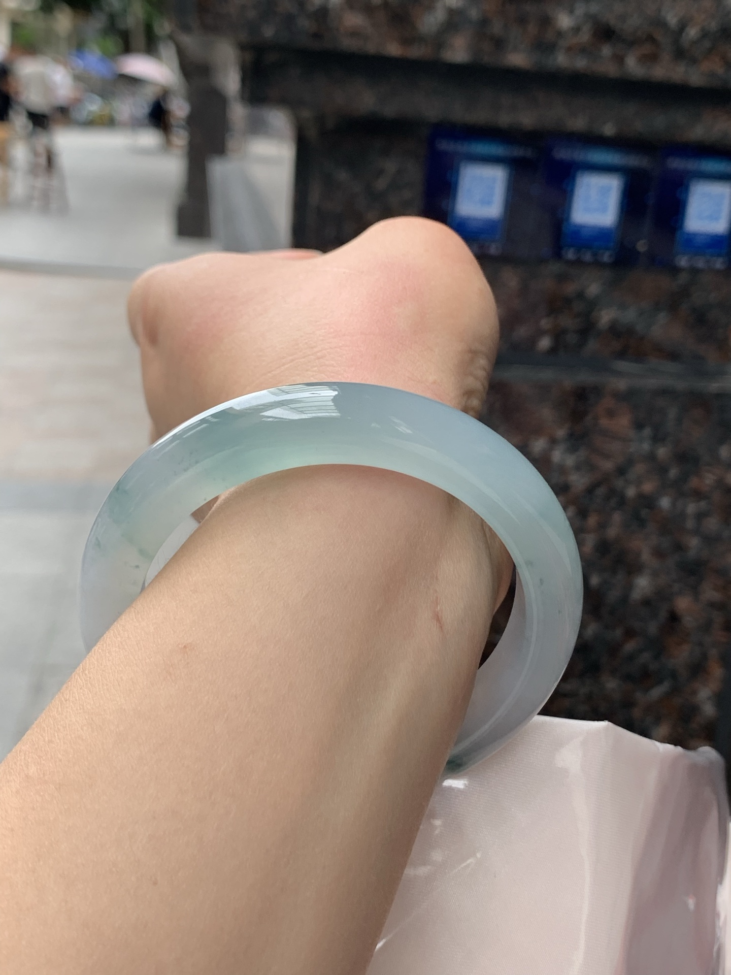 冰飘花正圈58-11.9-9.50422-N489打灯细纹，底妆冰透细腻，冰底中开出了朵朵兰花，飘花灵动飘逸，勾勒出一幅唯美诗意的山水意境画，古典优雅又秀气。