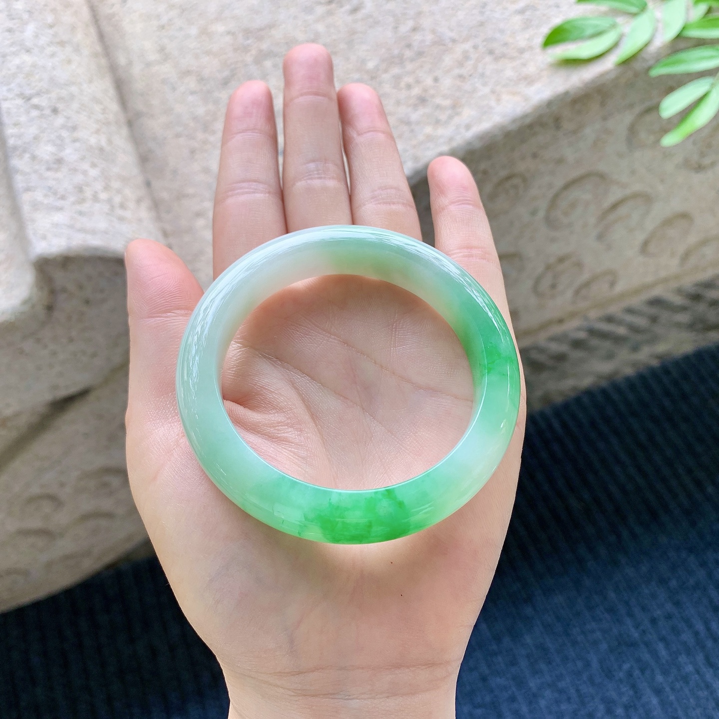 正圈52 53 圈口53.8/12/9.1 编码A1051069 细糯飘阳绿，水润，种老，细腻，打灯有絮线