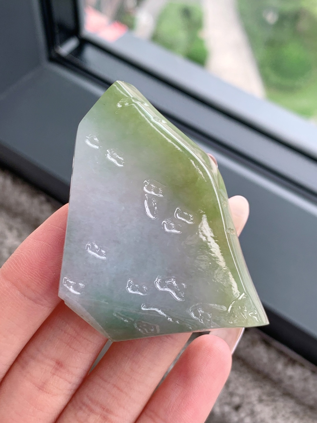 冰晴绿/冰飘花/牌子料/片料/板料/特色料，可做牌子、人物、山水、动物、花件……等推荐参考，61.5-44.9-7.4，43克，山衔浅黛凝清露，玉染轻烟蕴翠痕，这块冰润晴底带彩翡翠料子，底色温润通透如月光铺洒，边角晕染暖柔浅黄，一抹飘花翠色灵秀点缀其间，玉质细腻莹亮、水头充盈饱满，稍加匠心俏色精雕，便可化作山水意境牌、平安无事牌、悟道禅意挂件等雅致形制，浅暖翡色寓意温润纳福、和顺长久，点点翠花象征生机盎然、顺遂无忧自带清逸空灵的静谧氛围感，佩戴间衬得气质温润淡然，亦承载着山河安然、岁岁平顺、福运绵长的美好祈愿。