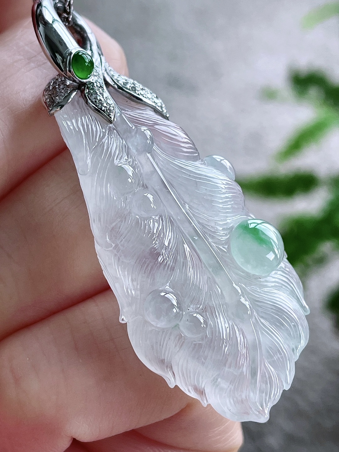 【镶嵌】冰飘花叶子大树叶吊坠  【说明】缅甸 18k金镶嵌 无裂 性比高  【整体】56.8  【裸石】46.3-23.2-10  【重量】16.3克