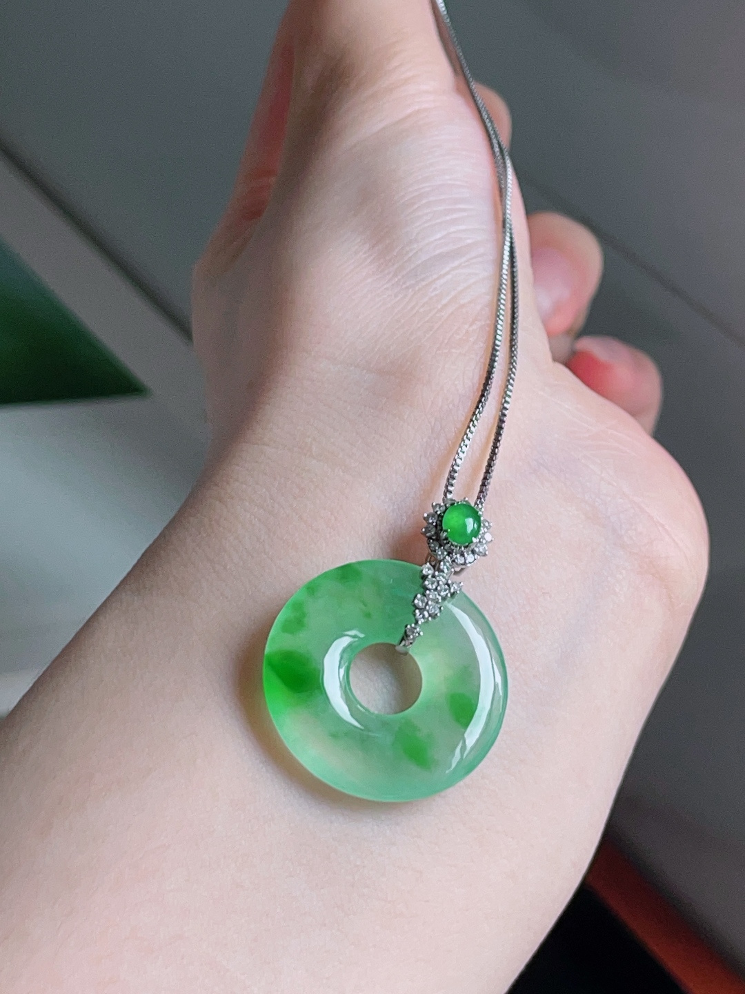 ️ 冰飘绿花甜甜圈，花色灵动，种老水润，18k金镶嵌，32.3/23.7/3.8