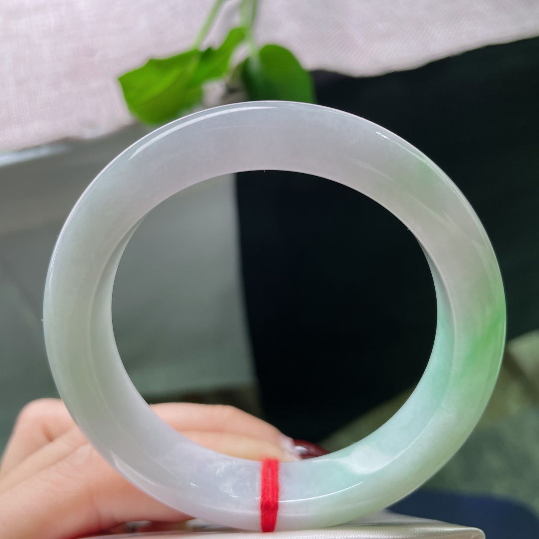 56.1/12.3/8.6，春带彩正圈，水润，肉质细腻干净，种老，雍容华贵，一点皮纹不显，ss51428a