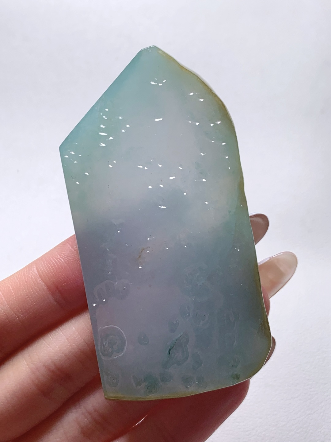 【材料】🫧冰种/牌子料/片料/板料/特色料【题材】可做牌子、人物、山水、动物、花件……等推荐参考【尺寸】78.2-37.8-7.3【重量】63.1克材料优选浅烟凝玉铺清润，柔色含光蕴静灵这块冰润浅春底带黄翡翡翠片料质地细腻冰透，水头清亮莹润，似薄雾漫裹的柔润月光，边角暖黄俏色自然晕染，零星翠色轻缀其间，玉面肌理温润细腻、胶感十足，经精工俏雕后，可化作山水意境牌、禅意悟道、平安无事素牌等雅致佳作，浅柔底色象征心境安然、顺遂宁和，俏色黄翡寓意招财纳福、贵气相随自带清逸悠远的静谧氛围感，佩戴可衬温润雅致气质，更护佑一生安稳无忧、福运绵长、前程清宁坦荡。