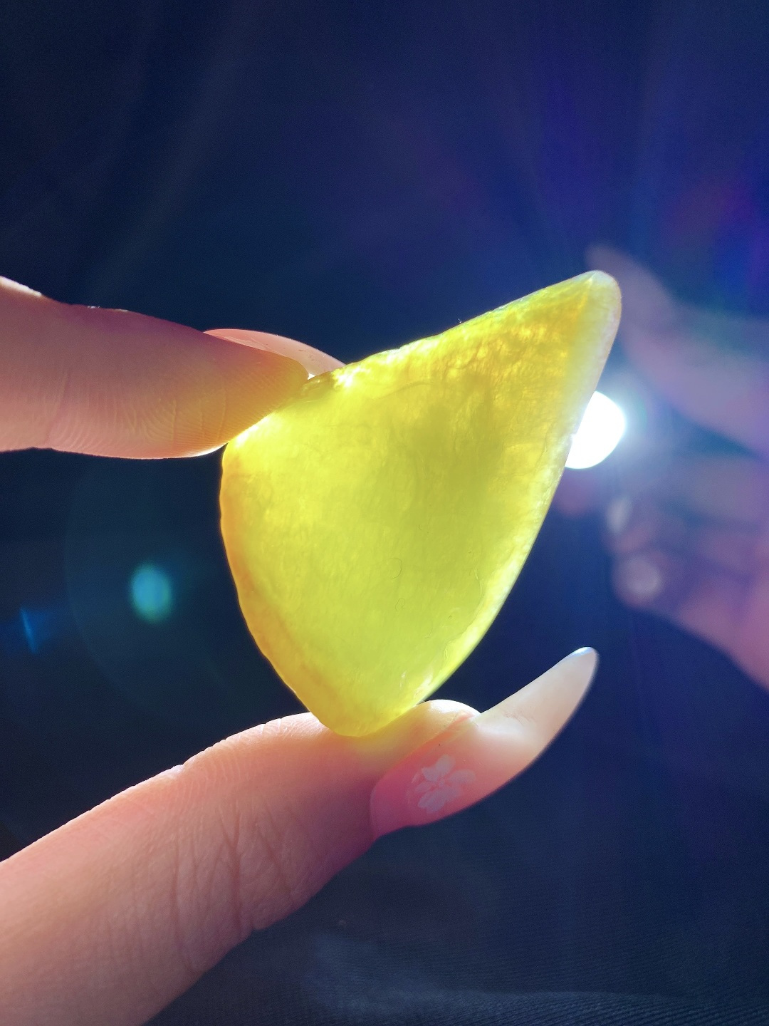 冰黄翡/随形料/立体料/特色料，可做随形件、人物、山水、动物、花件……等推荐参考，50-35.6-16，25.1克，蜜色凝金浮暖韵，玉肌蕴润自流光，这块满黄翡翡翠原石毛料，通体凝裹醇厚温润的蜜糖暖黄，玉质细腻油润、水头莹润亮泽，原生石面肌理饱满、胶感十足，稍加匠心俏色巧雕，便可随形打磨为貔貅、金蟾、福瓜、无事牌等各类招财雅致挂件，浓正黄翡自带金玉满堂、黄金满盈的贵气寓意，主招财纳宝、聚守财运、福禄绵延气韵温润厚重、贵而不骄，上手佩戴尽显沉稳气场，更护佑财源滚滚、运势兴旺、岁岁富足无忧。