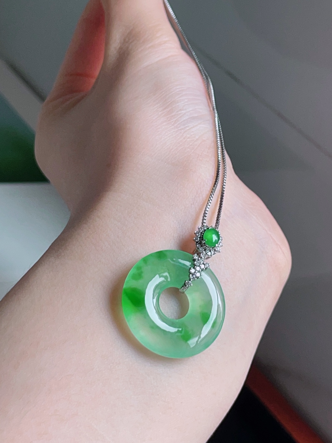 ️ 冰飘绿花甜甜圈，花色灵动，种老水润，18k金镶嵌，32.3/23.7/3.8