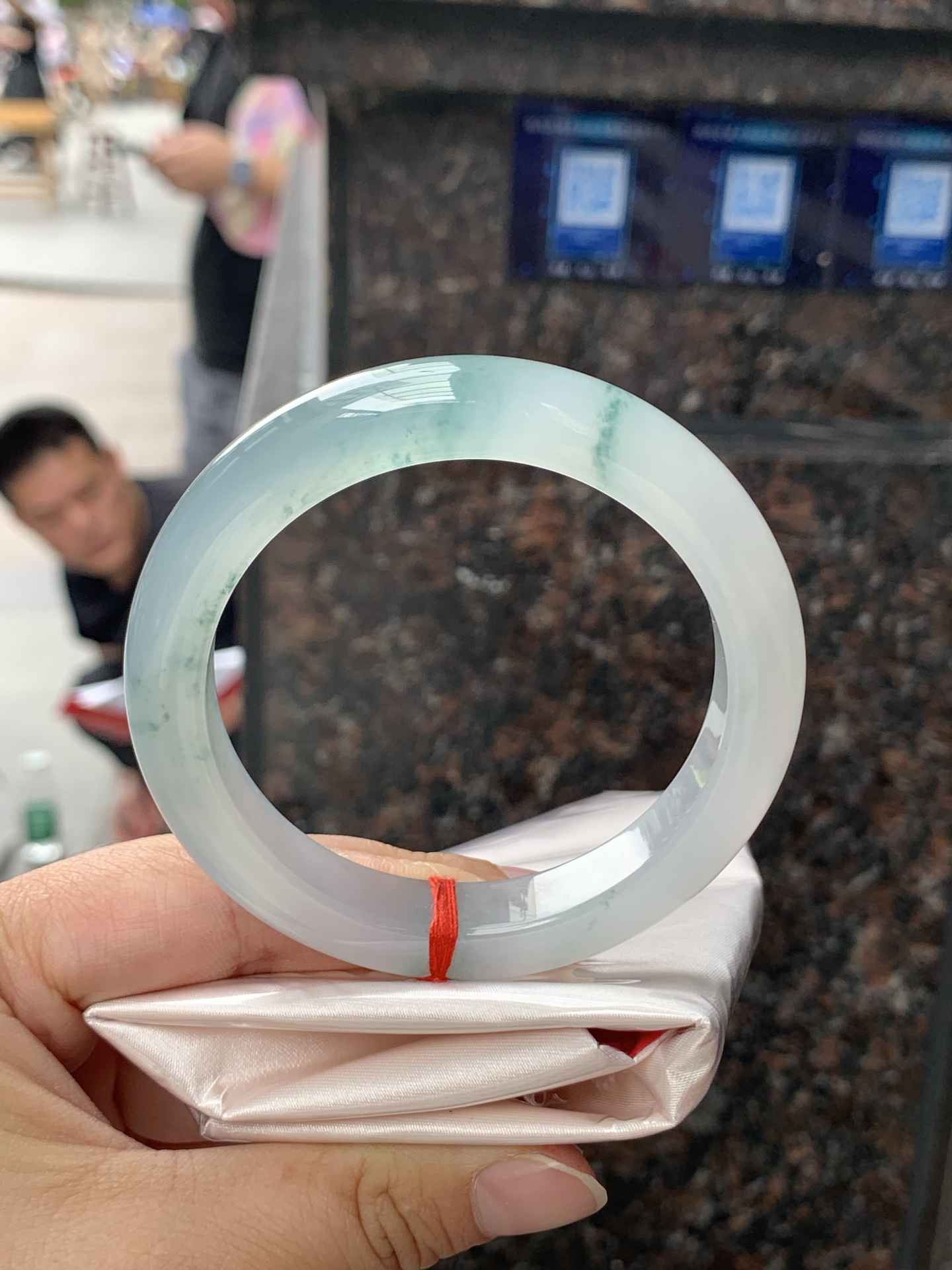 冰飘花正圈58-11.9-9.50422-N489打灯细纹，底妆冰透细腻，冰底中开出了朵朵兰花，飘花