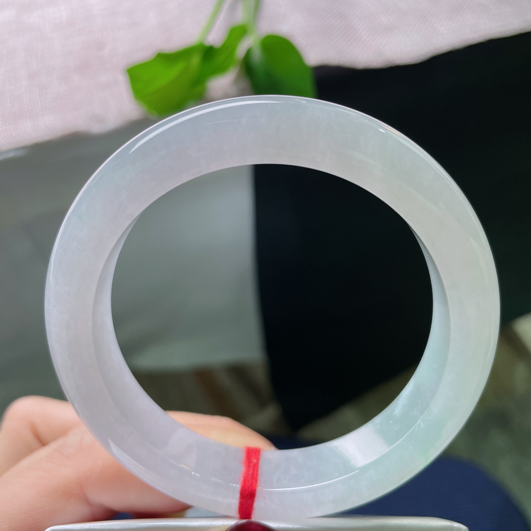 56.4/12.3/9，淡紫淡绿正圈，似灵气凝结，紫为氤氲，绿为生机。一点皮纹，ss49464a