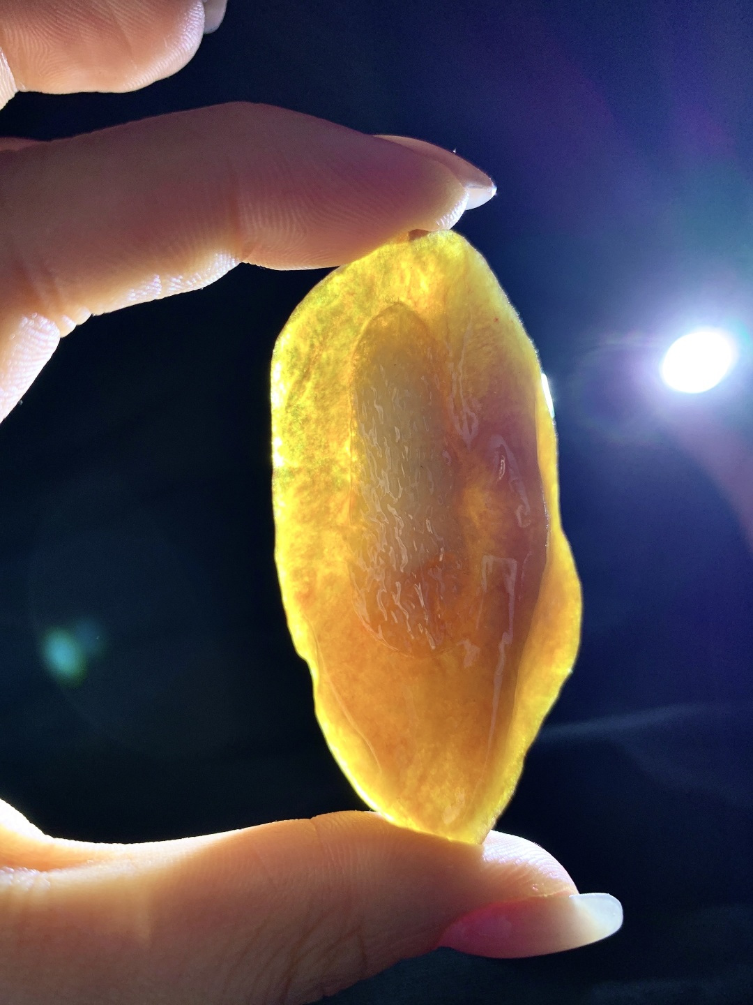 ️冰黄翡/牌子料/片料/板料/特色料题材】可做牌子、人物、山水、动物、花件……等推荐参考【尺寸】65-31.8-10.4【重量】31.3克材料优选•熔金凝玉映初心，暖韵流光自入魂。•如落日熔金凝于玉上，暖调的黄翡似被秋阳浸透，带着蜜蜡般的柔光，又有冰底的清透藏于其中。天然随形的轮廓里，裹着岁月沉淀的温润，观之如沐暖阳，心也跟着变得柔软安稳。