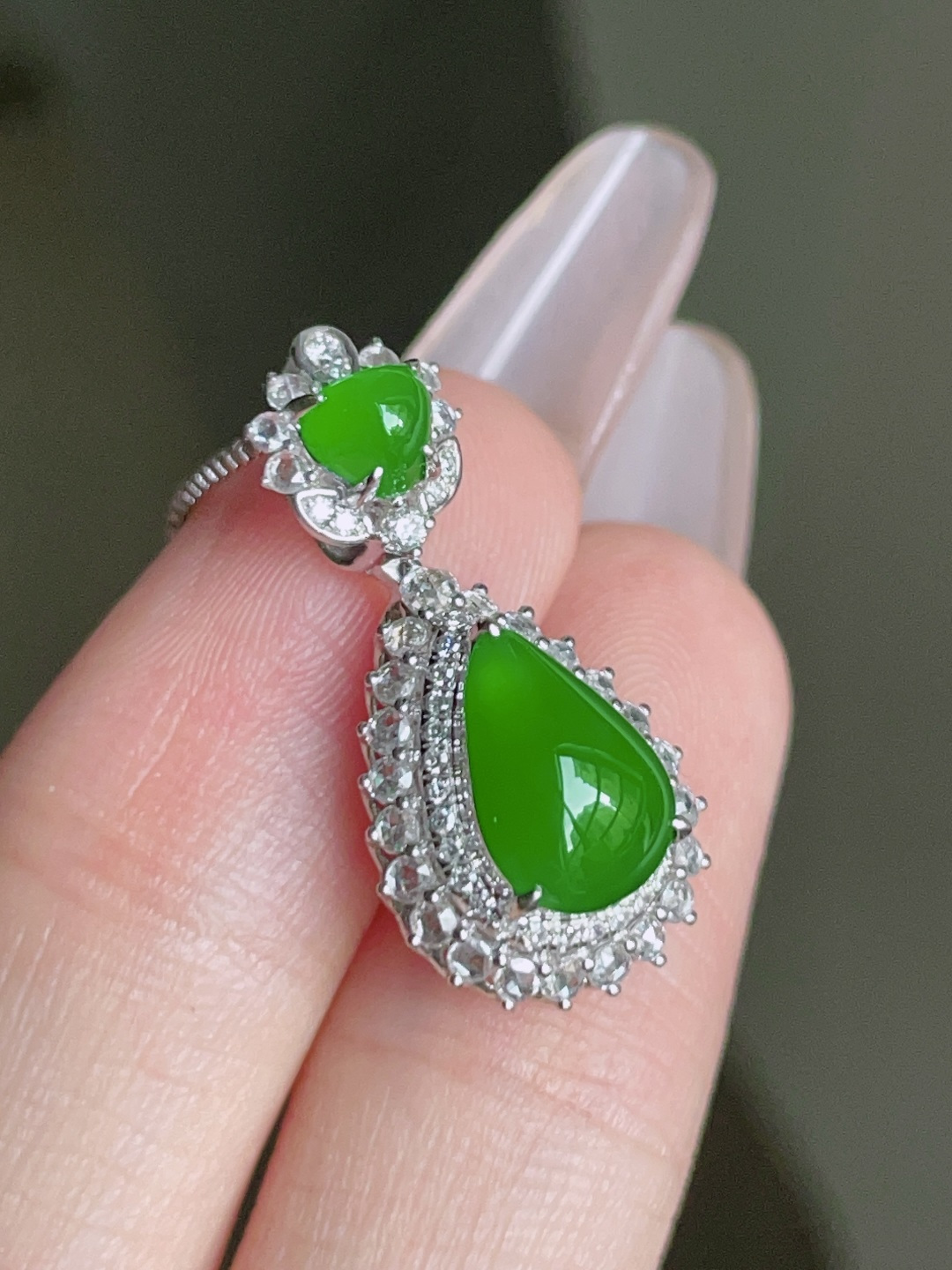 ️ 冰种阳绿水滴，色泽鲜艳 种老水润 18k金镶嵌 24.2/11.8/10，裸石9.9/7