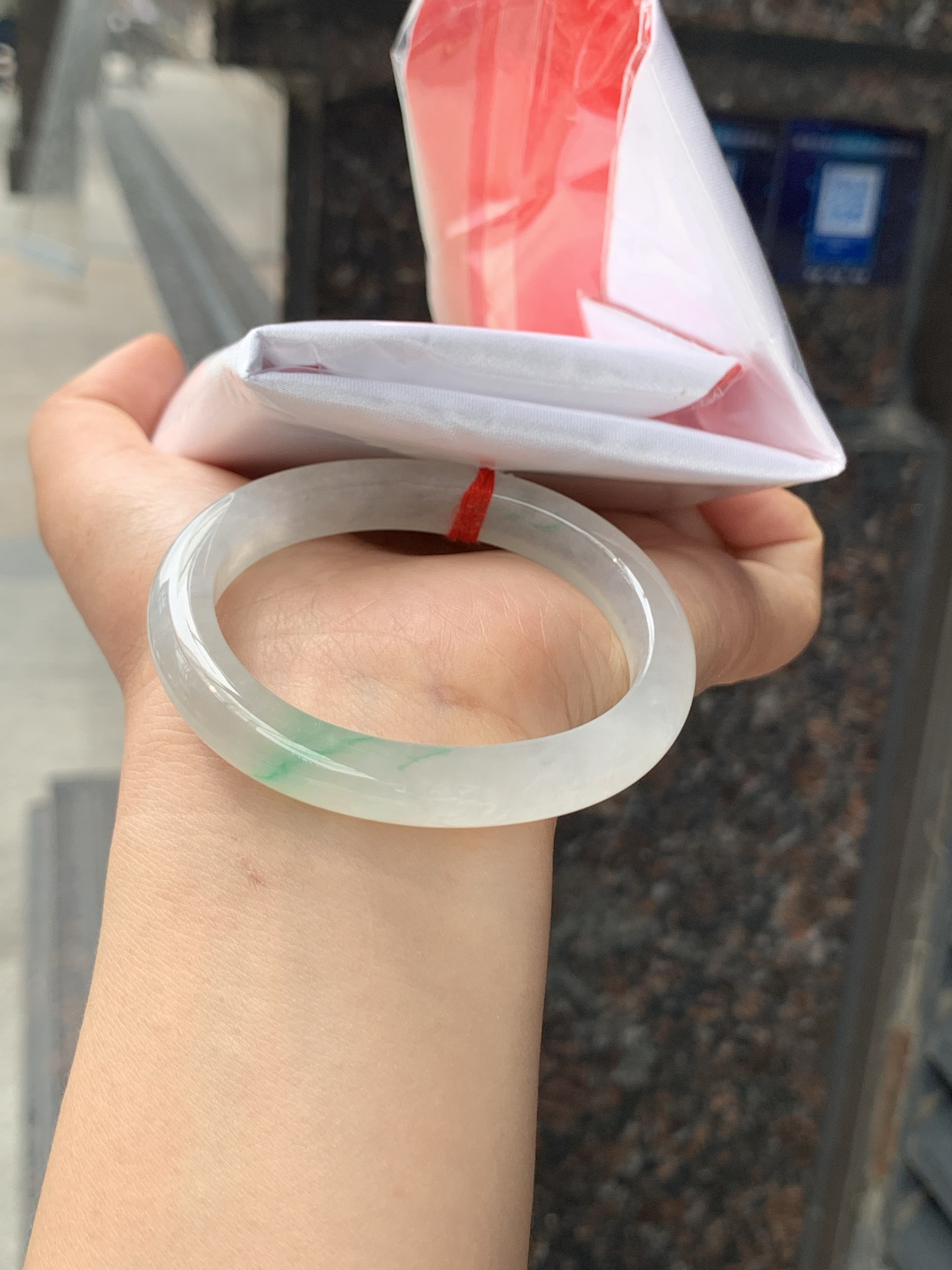 冰飘绿贵妃51.3-43-8.8-7.60422-H732打灯棉线+纹裂，不扣，底妆冰润，一丝阳绿花点缀，简约却充满灵气，清新如芽，宛若自然的画卷凝结于腕间，静中带动，韵味悠长。